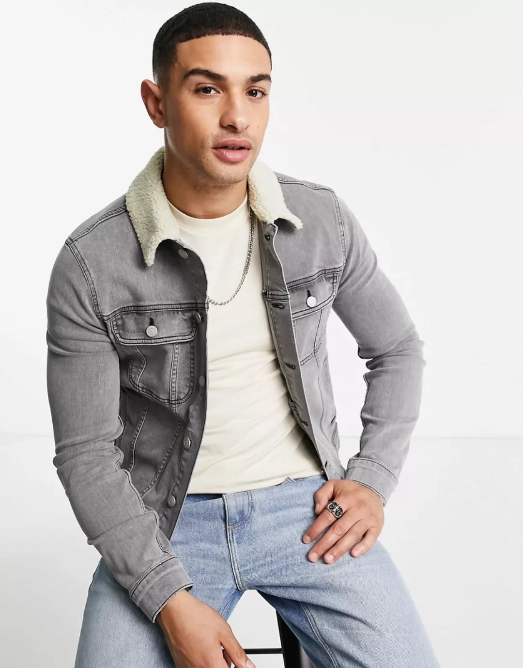 ASOS DESIGN – Enge Western-Jeansjacke in verwaschenem Grau mit Teddykragen günstig online kaufen