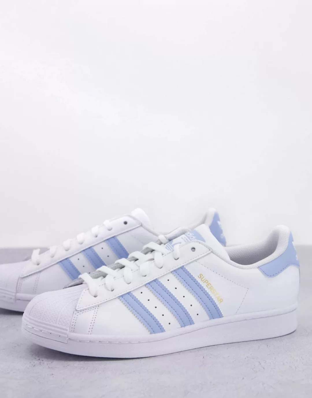 adidas Originals – Superstar – Sneaker in Weiß mit hellblauen Streifen günstig online kaufen