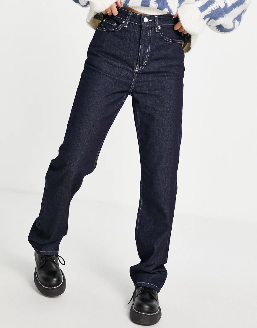 Weekday – Rowe – Jeans aus recycelter Baumwolle mit geradem Bein in dunkler günstig online kaufen