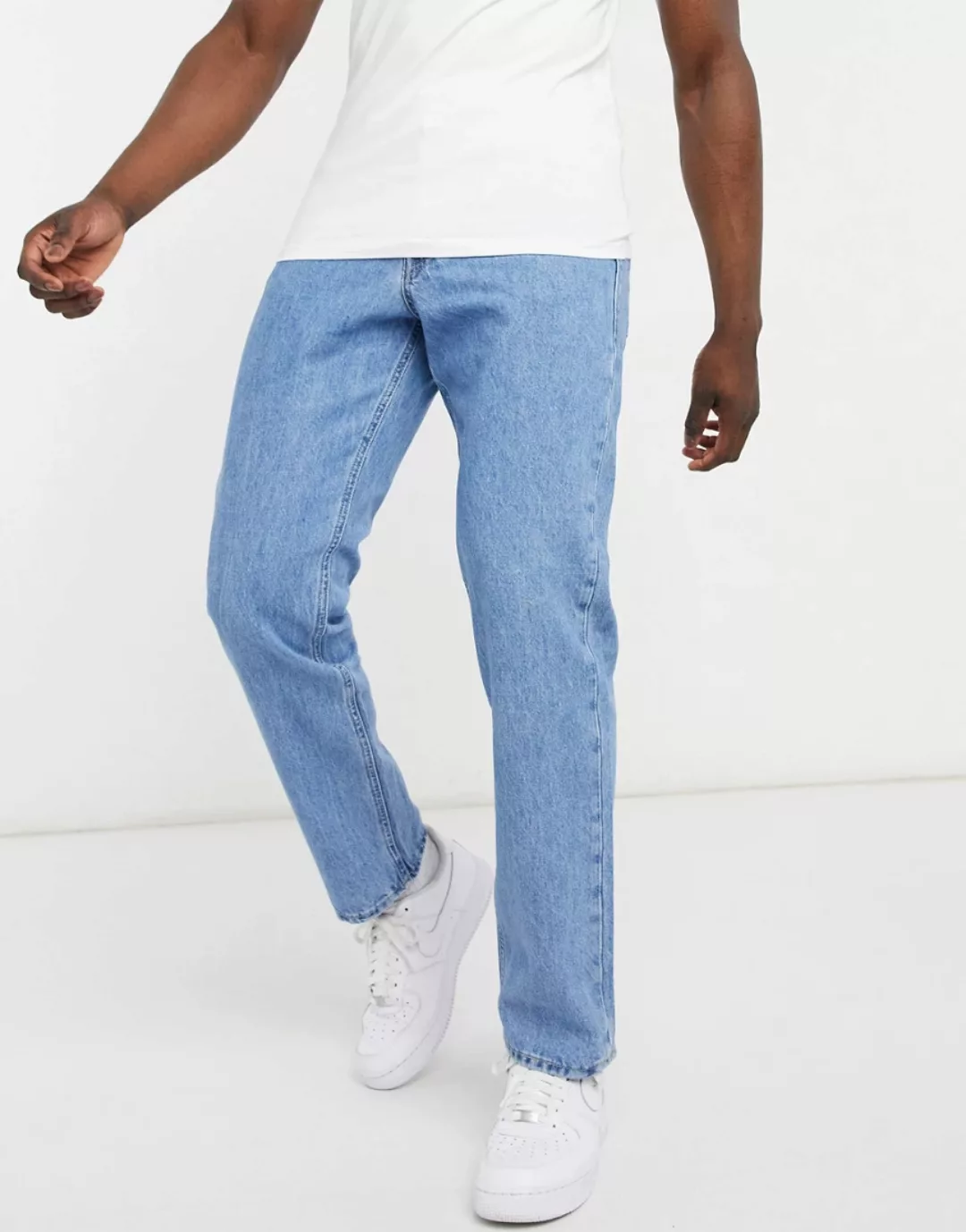 Jack & Jones – Intelligence Chris – Locker geschnittene Jeans in Mittelblau günstig online kaufen