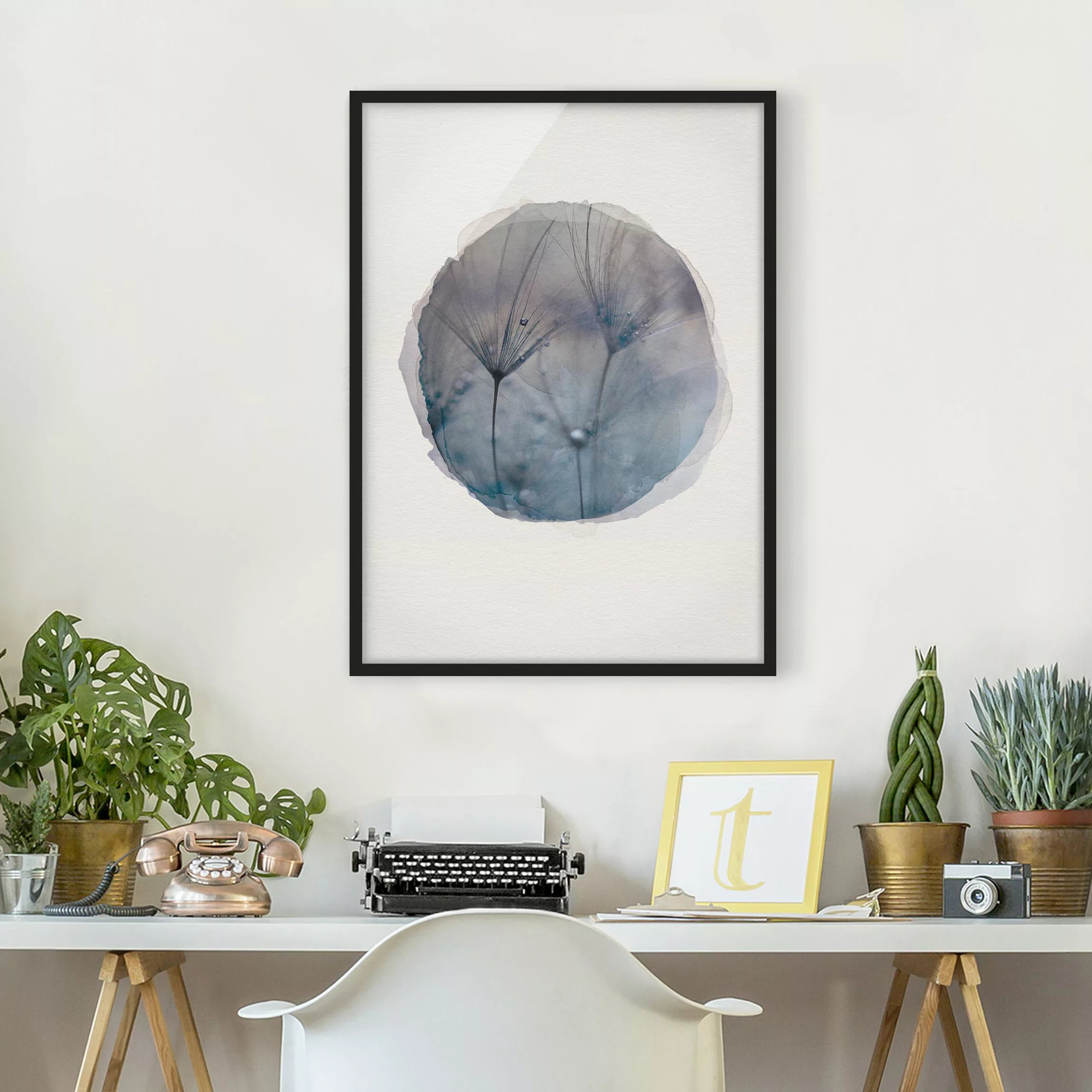 Bild mit Rahmen Blumen - Hochformat Wasserfarben - Blaue Federn im Regen günstig online kaufen