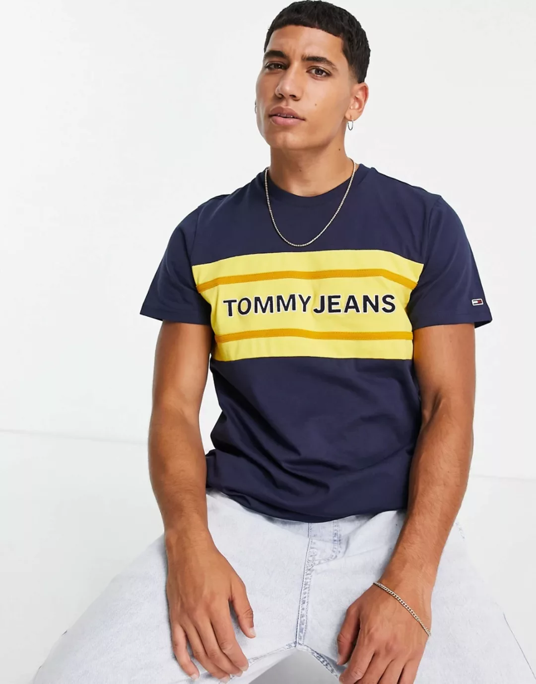Tommy Jeans – T-Shirt in Navy mit Colourblock-Streifen und Logo auf der Bru günstig online kaufen