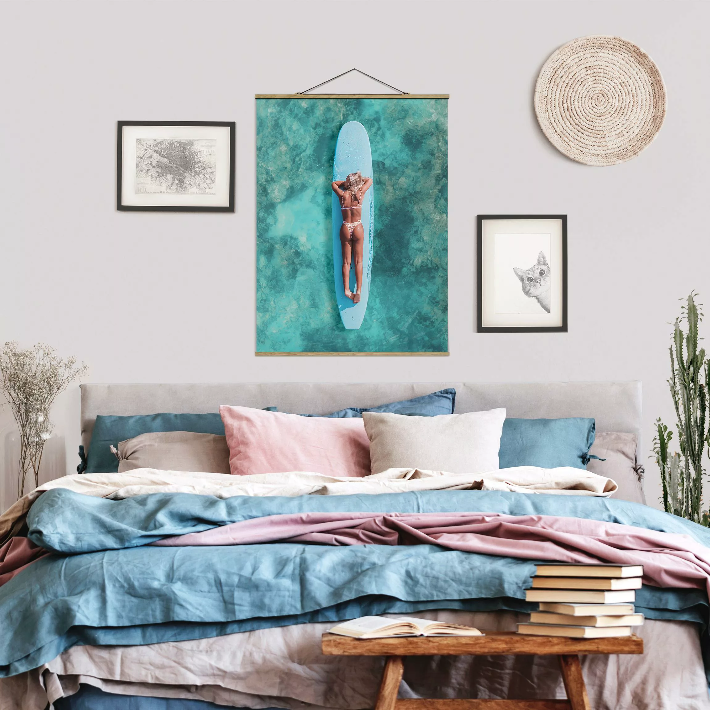 Stoffbild mit Posterleisten Surfergirl auf Blauem Board günstig online kaufen