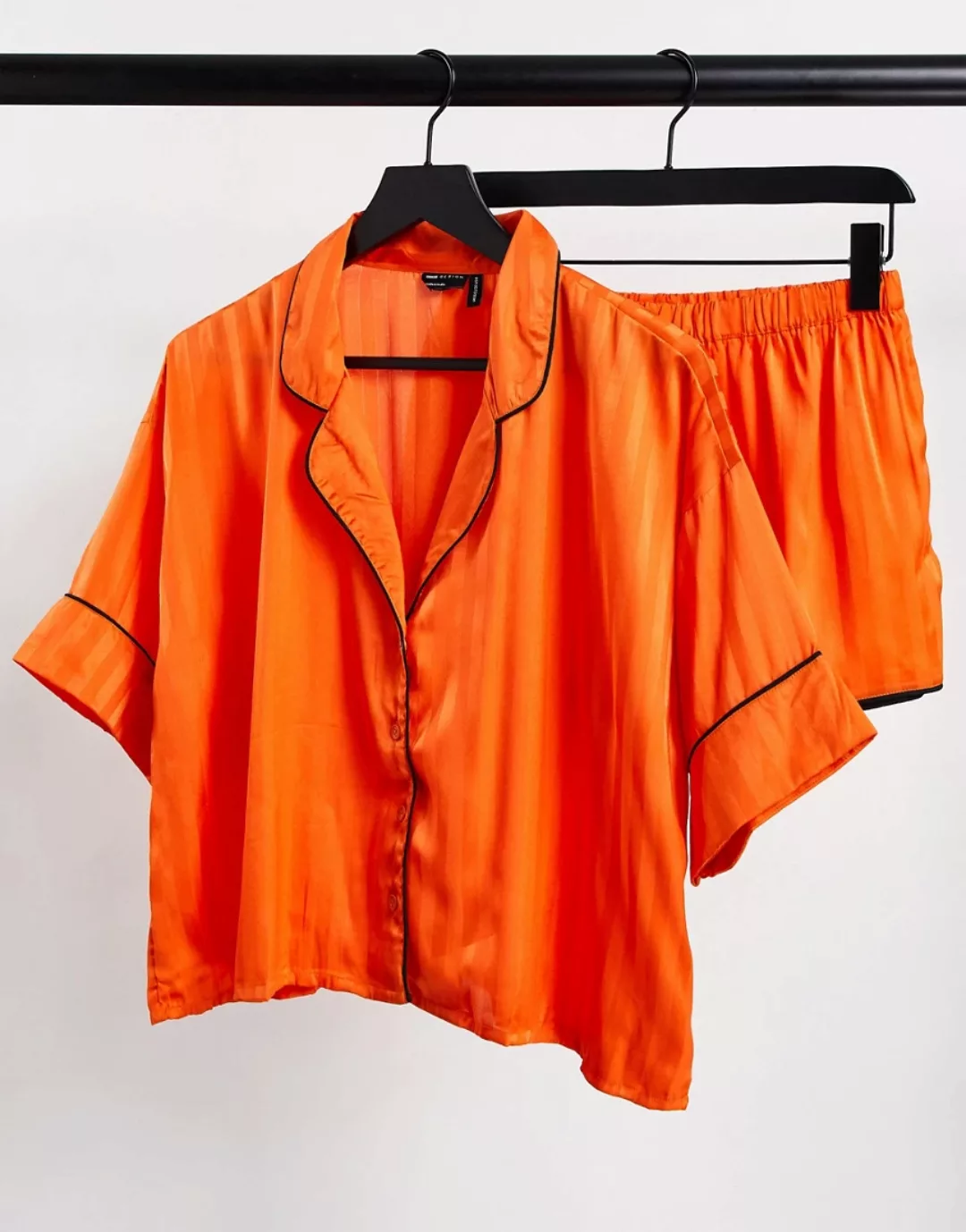 ASOS DESIGN – Gestreifter Jacquard-Pyjama aus Satin in Orange mit kurzärmli günstig online kaufen