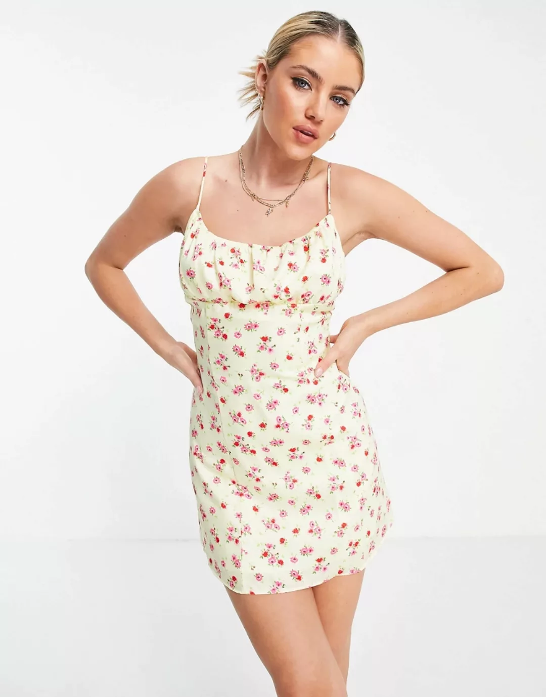 Bershka – Satin-Kleid mit Schnürung hinten und Blumenmuster in Zitronengelb günstig online kaufen
