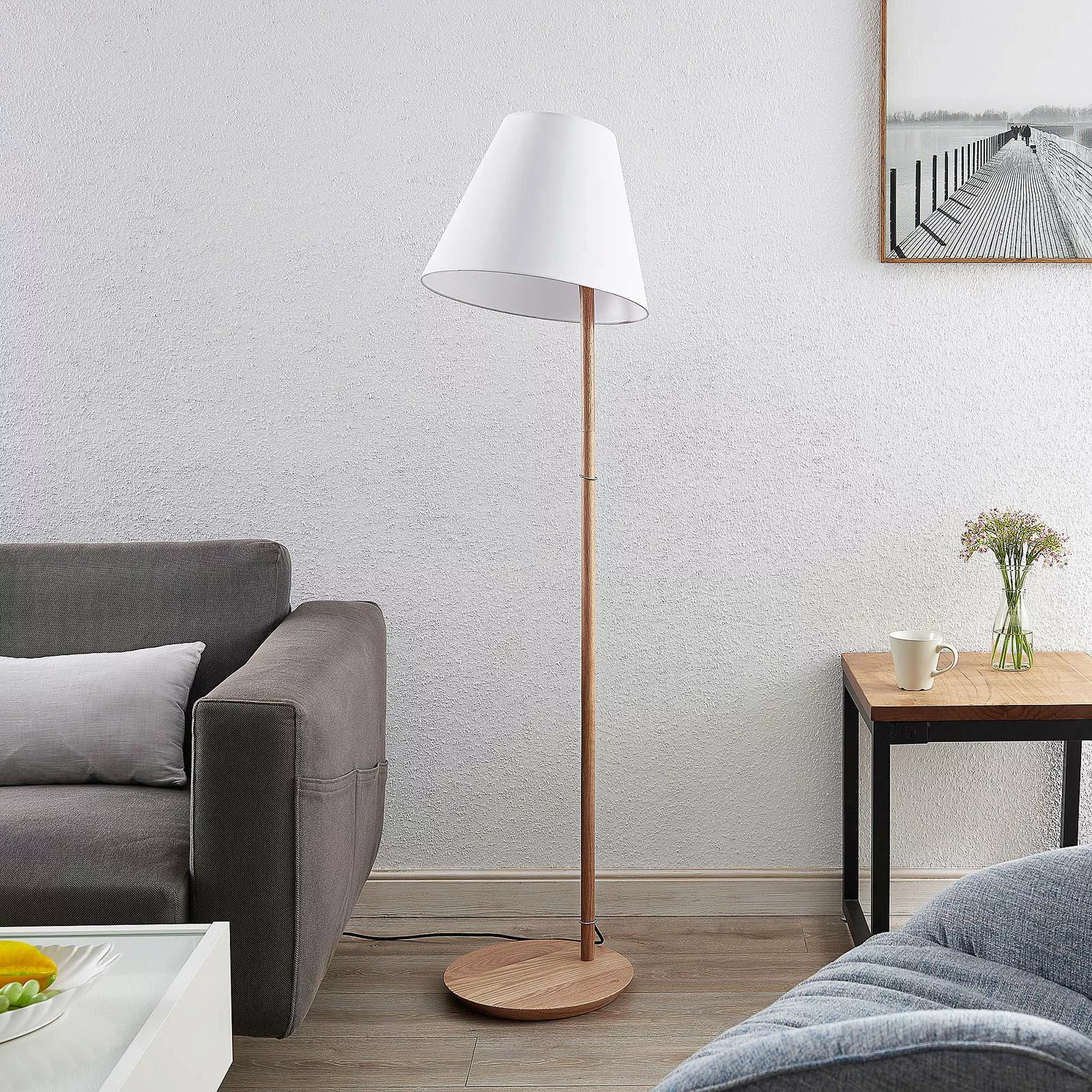 Lucande Jinda Stehlampe, Holzgestell, Stoff weiß günstig online kaufen