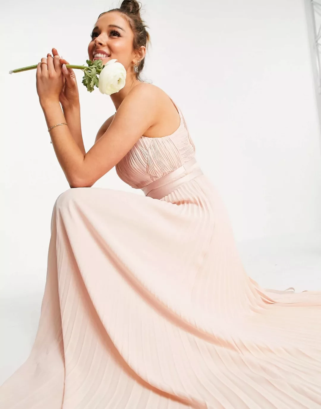 ASOS DESIGN – Bridesmaid – Plissiertes Maxi-Trägerkleid mit Satin-Wickeldet günstig online kaufen