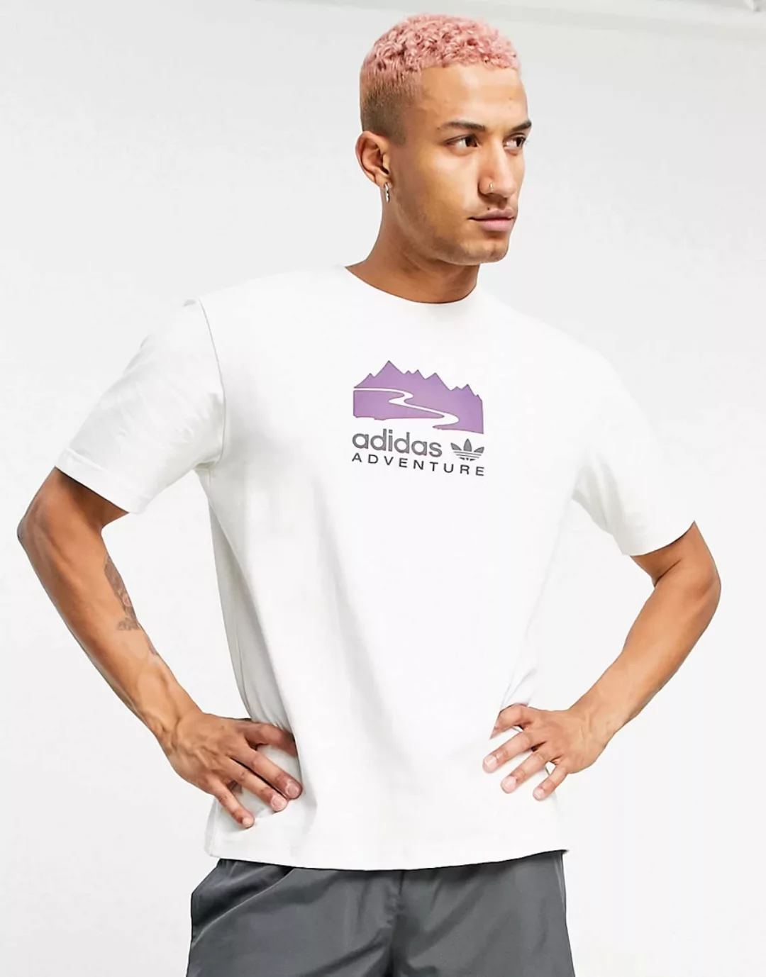 adidas Originals – Adventure – T-Shirt mit mittigem Print in Weiß günstig online kaufen