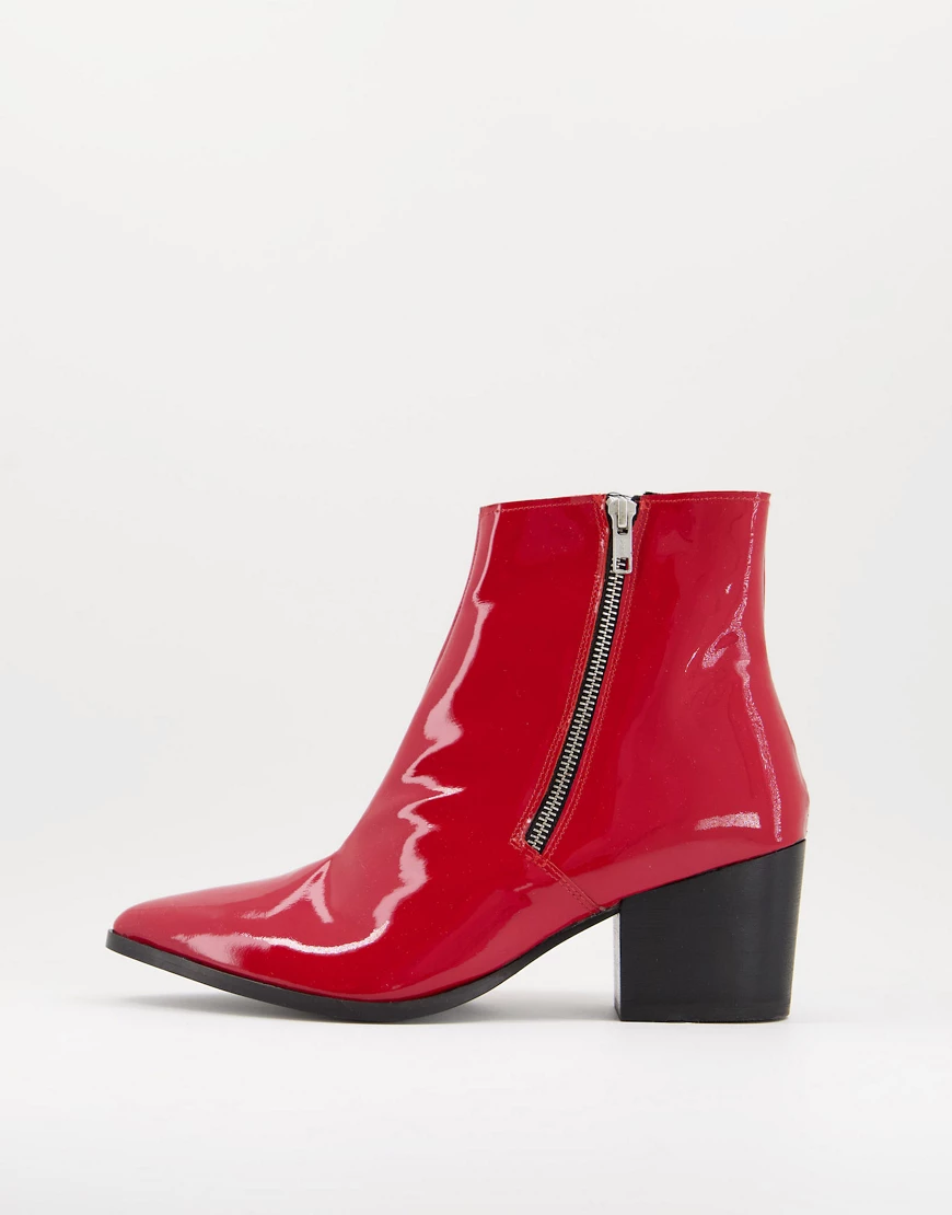 ASOS DESIGN – Chelsea-Stiefel aus rotem Lackleder mit Absatz und spitzer Ze günstig online kaufen
