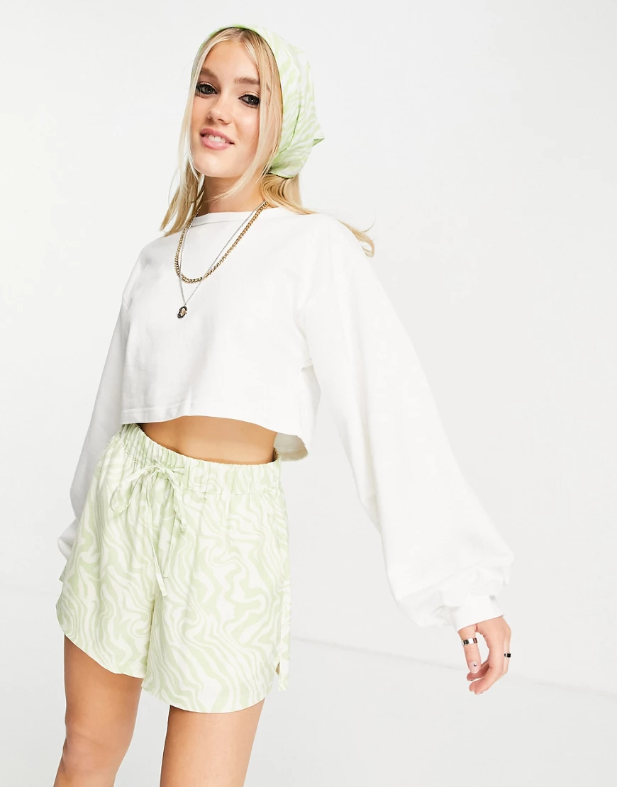 Urban Bliss – Kurz geschnittener Pullover mit weiten Ärmeln in Weiß günstig online kaufen