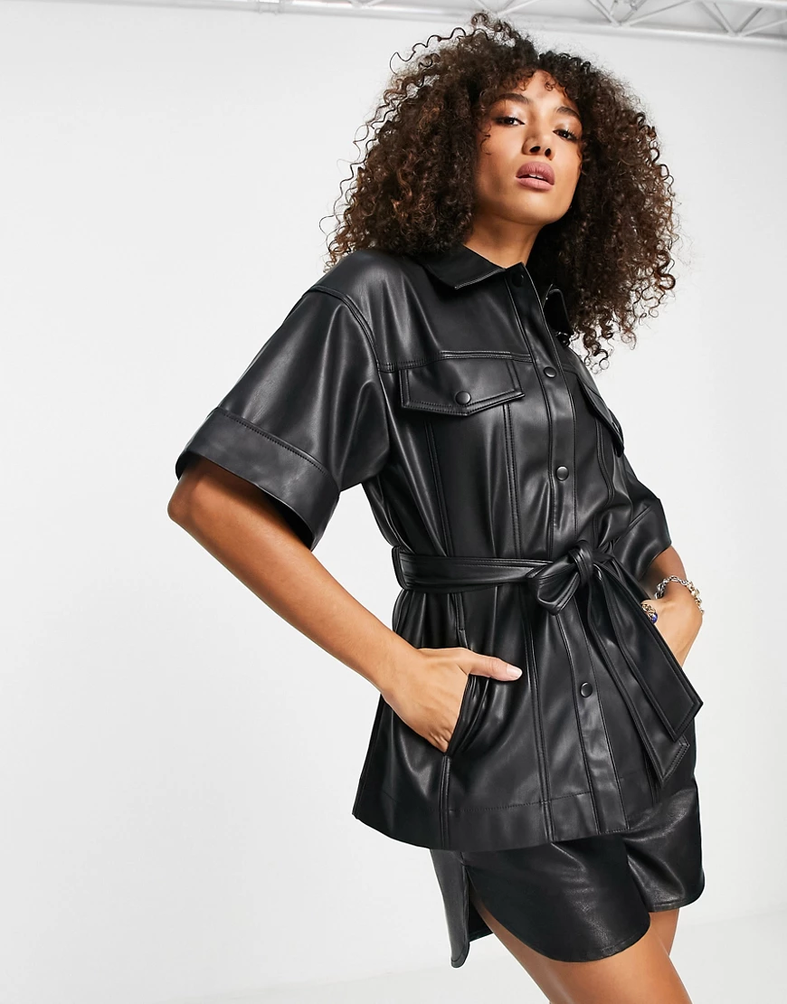 Topshop – Langärmlige Hemdjacke aus Kunstleder in Schwarz mit Gürtel günstig online kaufen