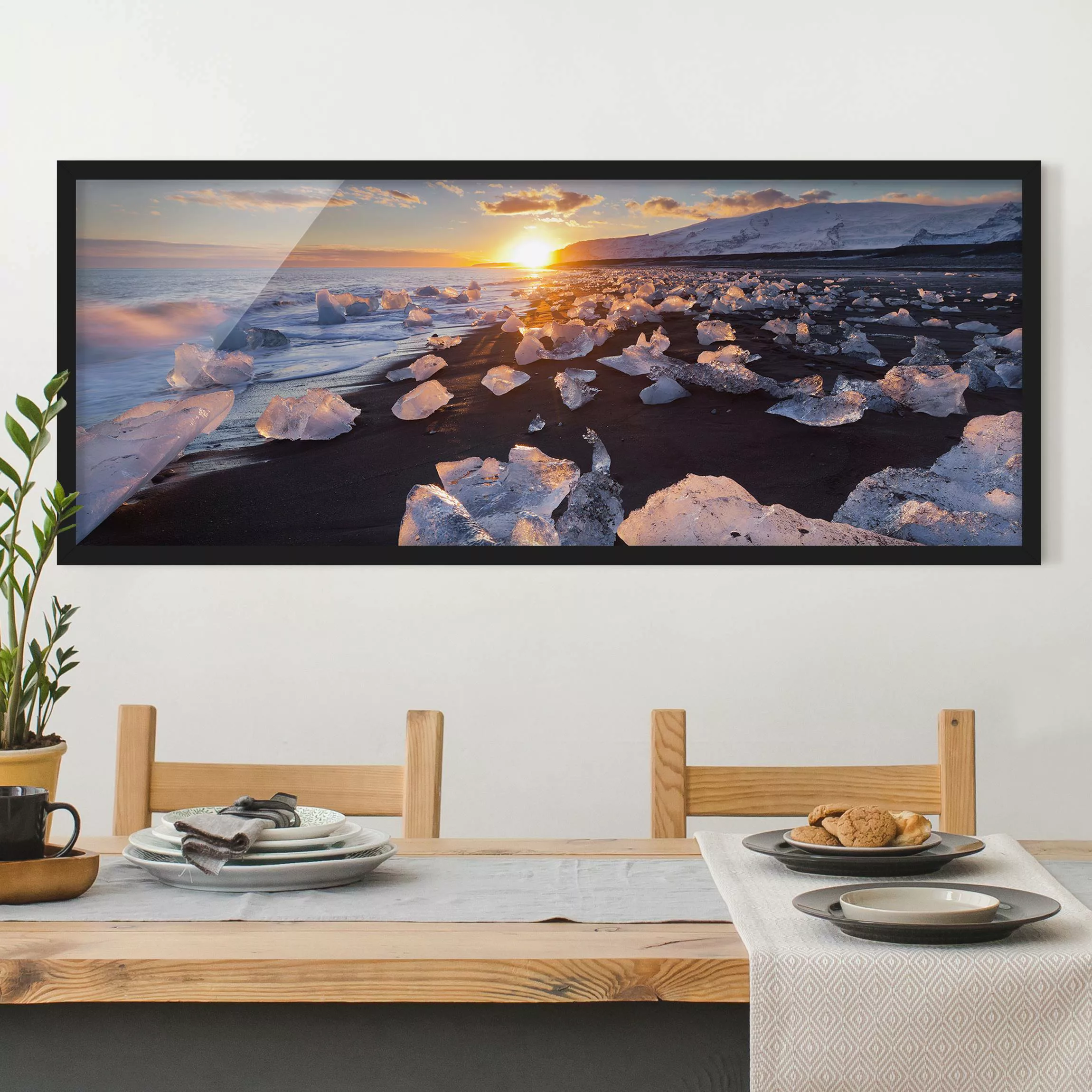 Bild mit Rahmen Strand - Panorama Eisbrocken am Strand Island günstig online kaufen