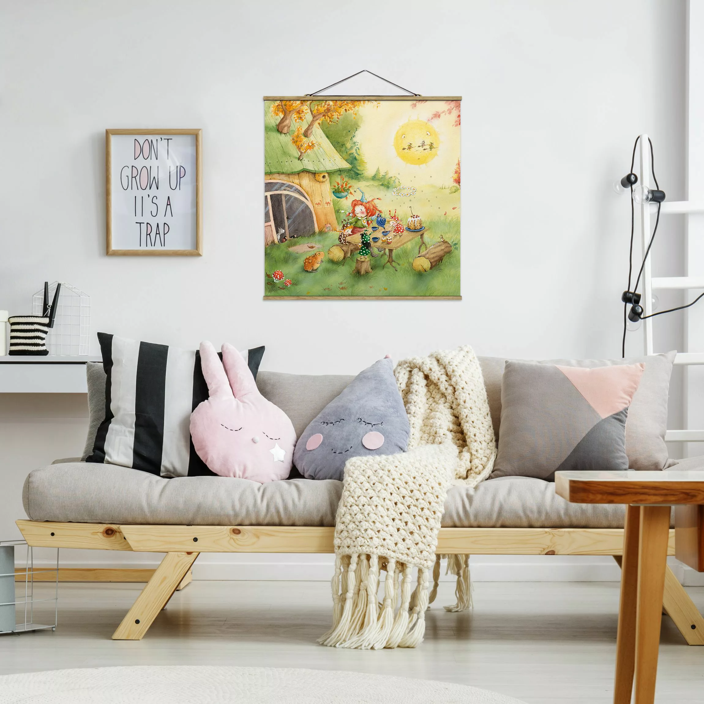 Stoffbild Kinderzimmer mit Posterleisten - Quadrat Frida frühstückt günstig online kaufen