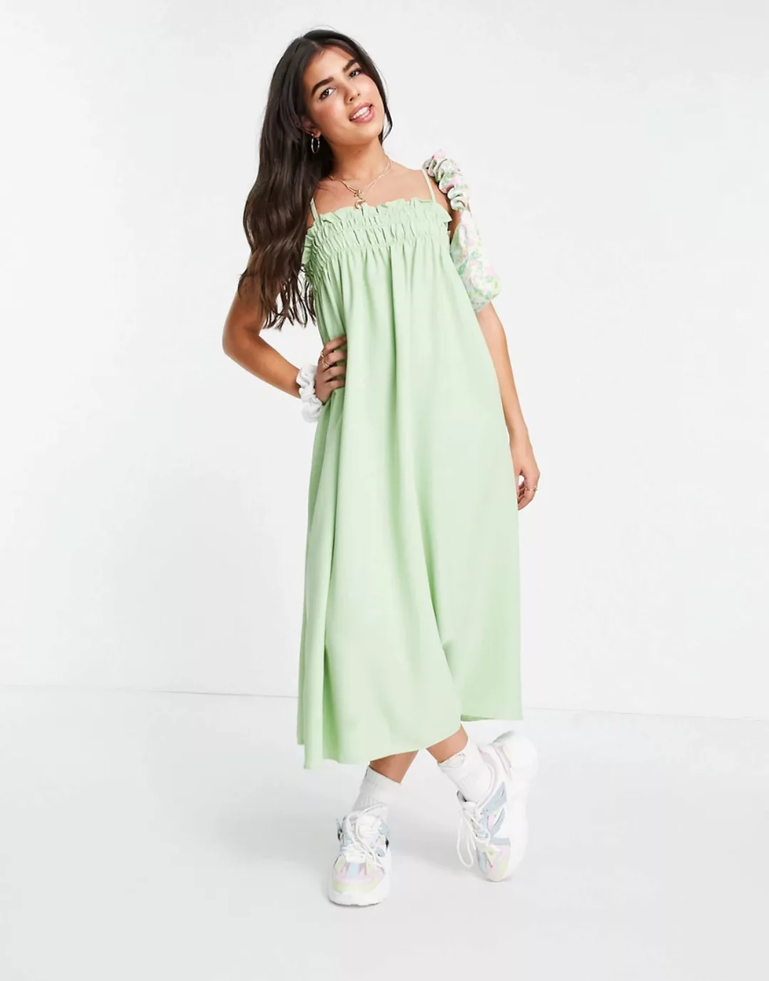Lola May – Gesmoktes Camisole-Hängerkleid in Midaxilänge in Wasabi-Grün günstig online kaufen