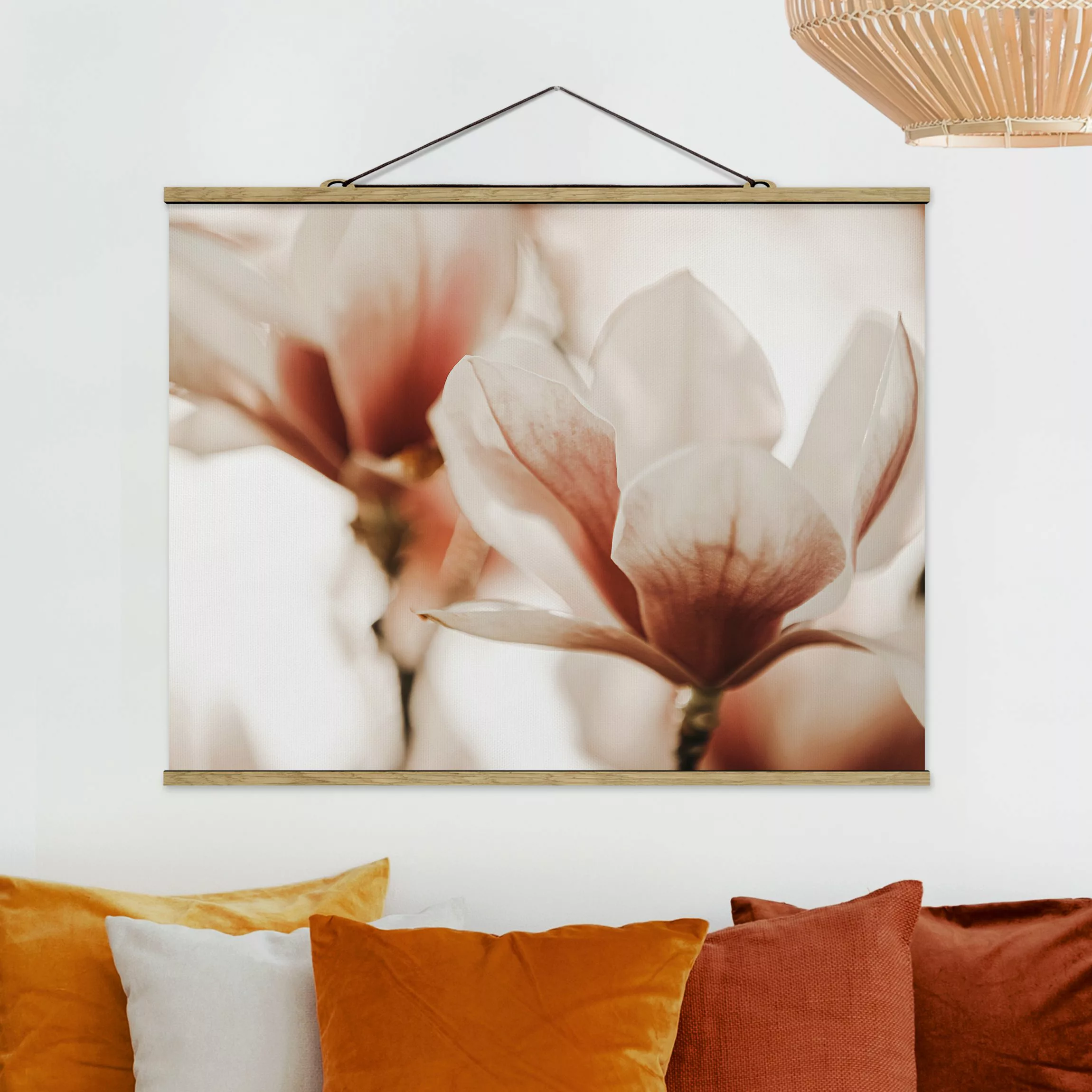 Stoffbild mit Posterleisten Zarte Magnolienblüten im Lichtspiel günstig online kaufen