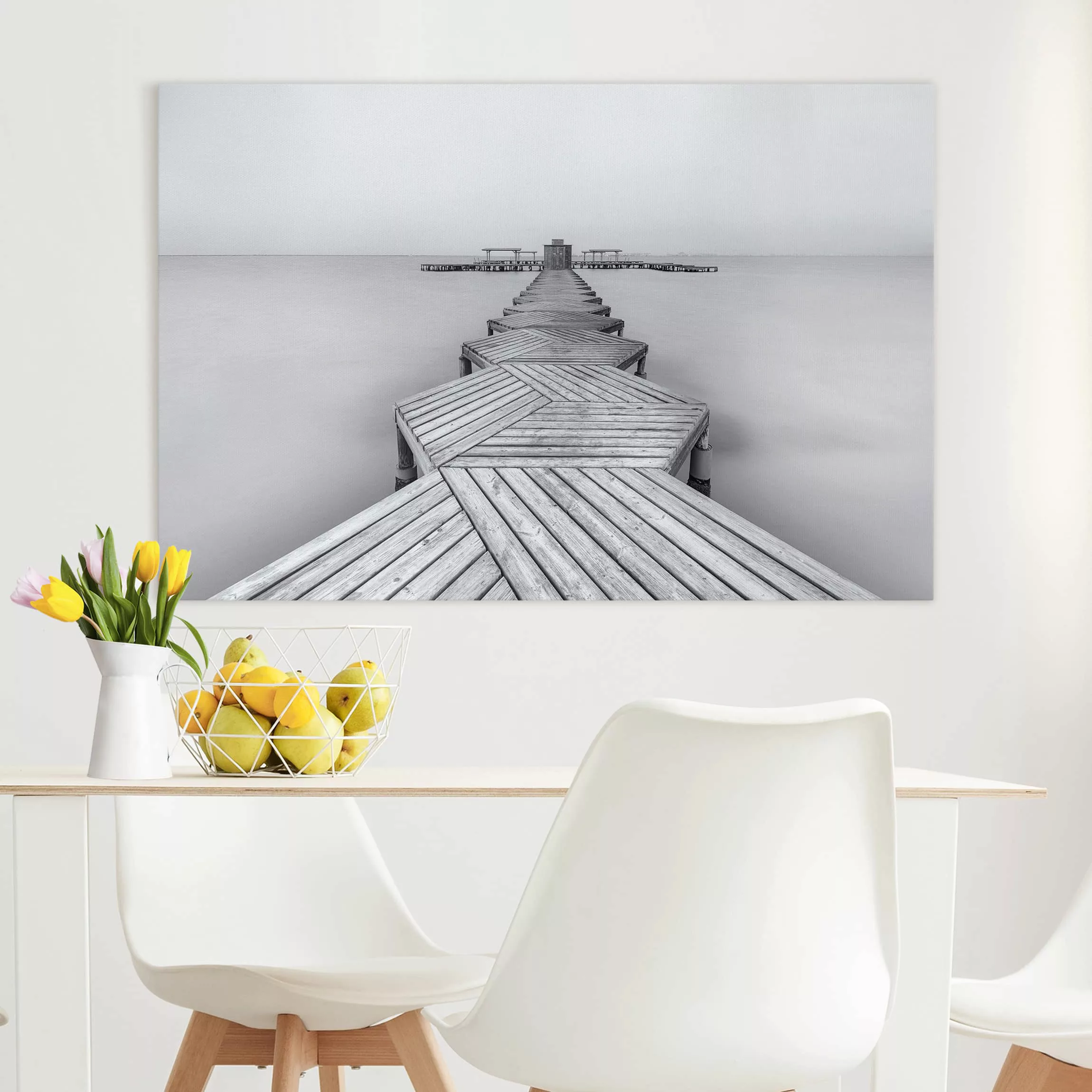 Leinwandbild Schwarz-Weiß - Querformat Hölzerner Pier und Schwarz-weiß günstig online kaufen