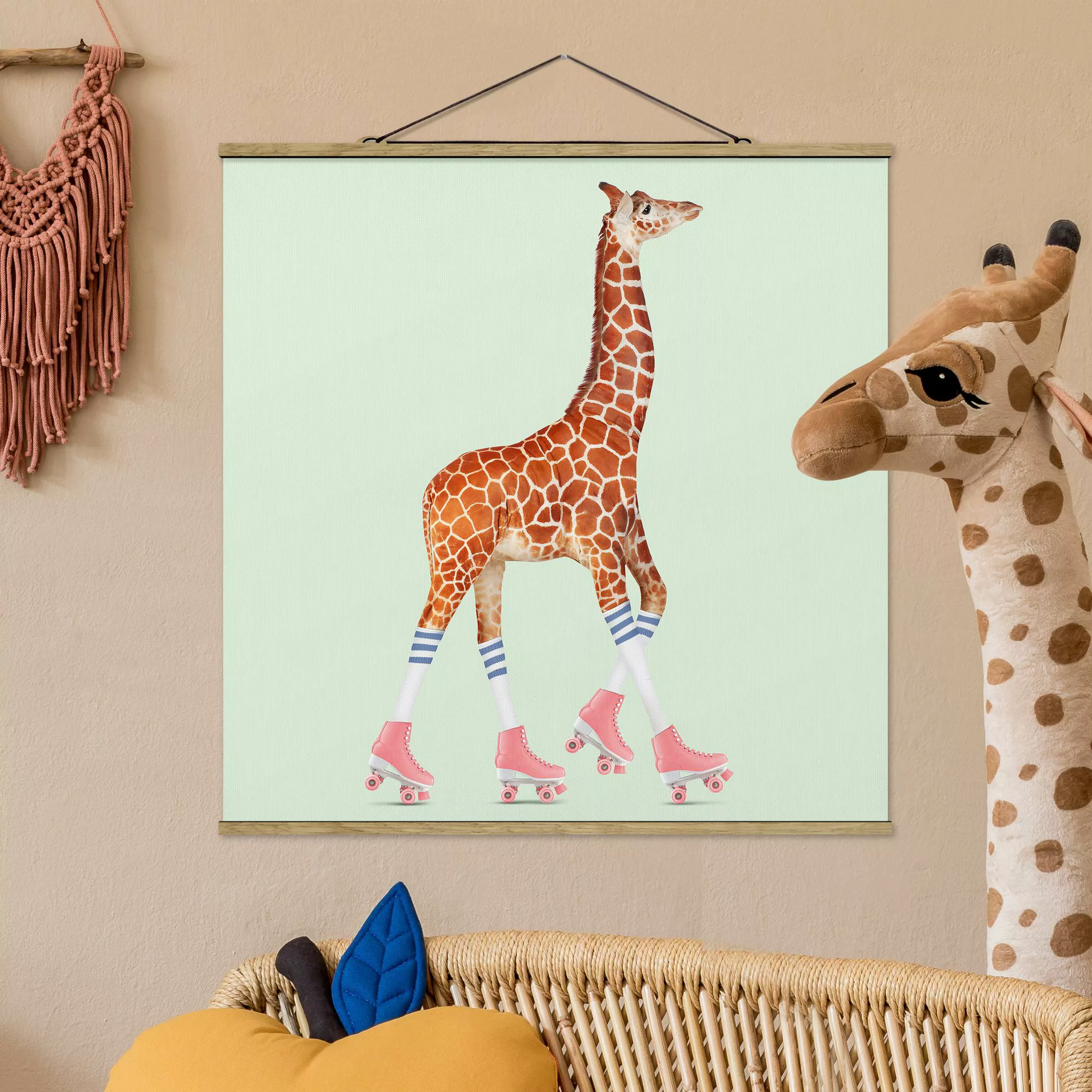 Stoffbild Tiere mit Posterleisten - Quadrat Giraffe mit Rollschuhen günstig online kaufen