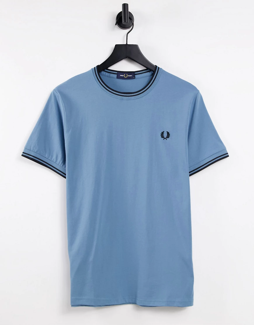 Fred Perry – Blaues T-Shirt mit zwei Zierstreifen günstig online kaufen