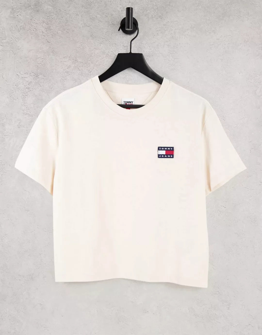 Tommy Jeans – T-Shirt in gebrochenem Weiß mit Flaggenlogo-Grau günstig online kaufen