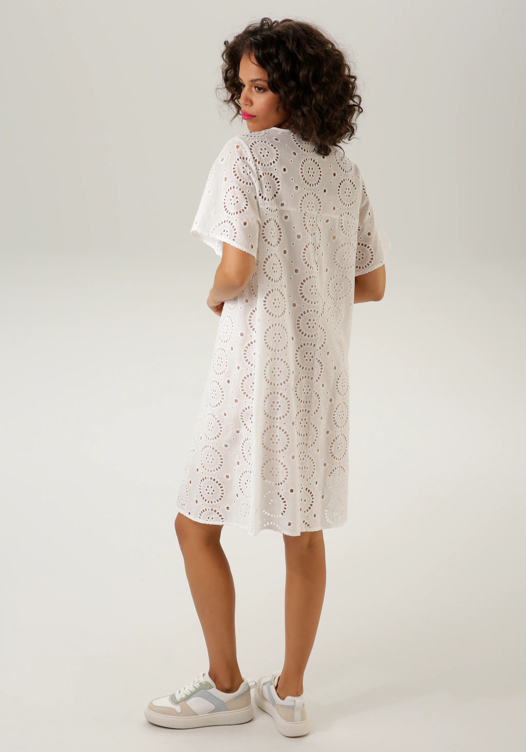 Aniston CASUAL Blusenkleid, mit romantischer Lochstickerei - NEUE KOLLEKTIO günstig online kaufen