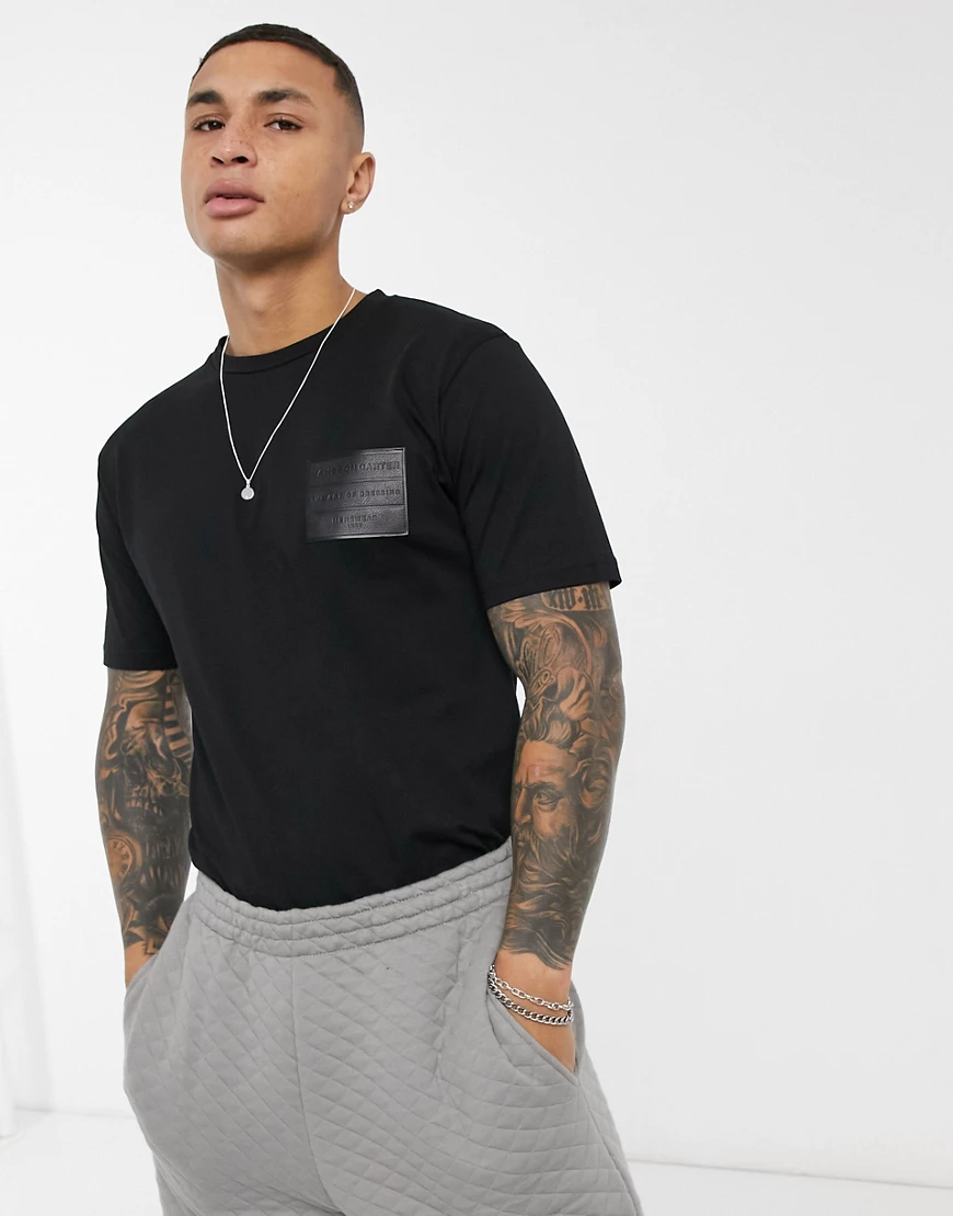 Jameson Carter – Leighton – T-Shirt in Schwarz mit Lederflicken günstig online kaufen