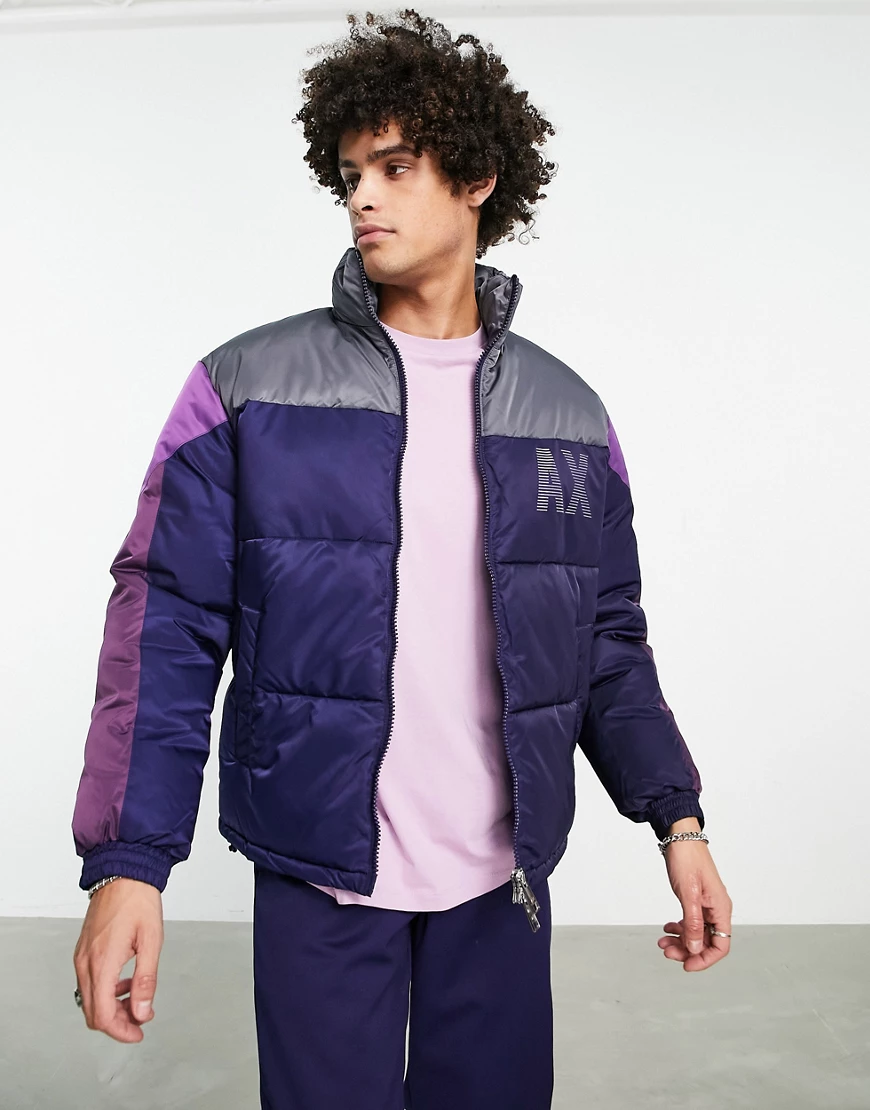 Armani Exchange – Wattierte Steppjacke in Lila mit Logo und Blockfarbendesi günstig online kaufen