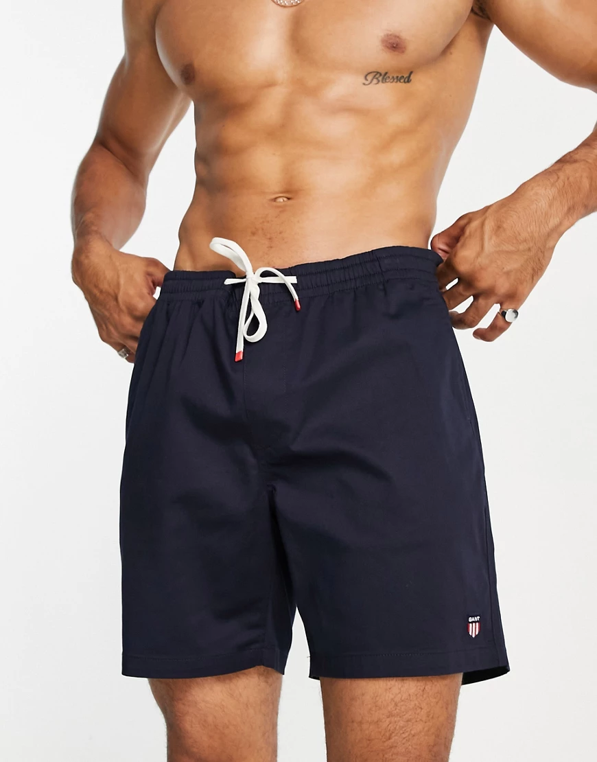 GANT – Badeshorts in Marineblau mit Retro-Wappenlogo günstig online kaufen