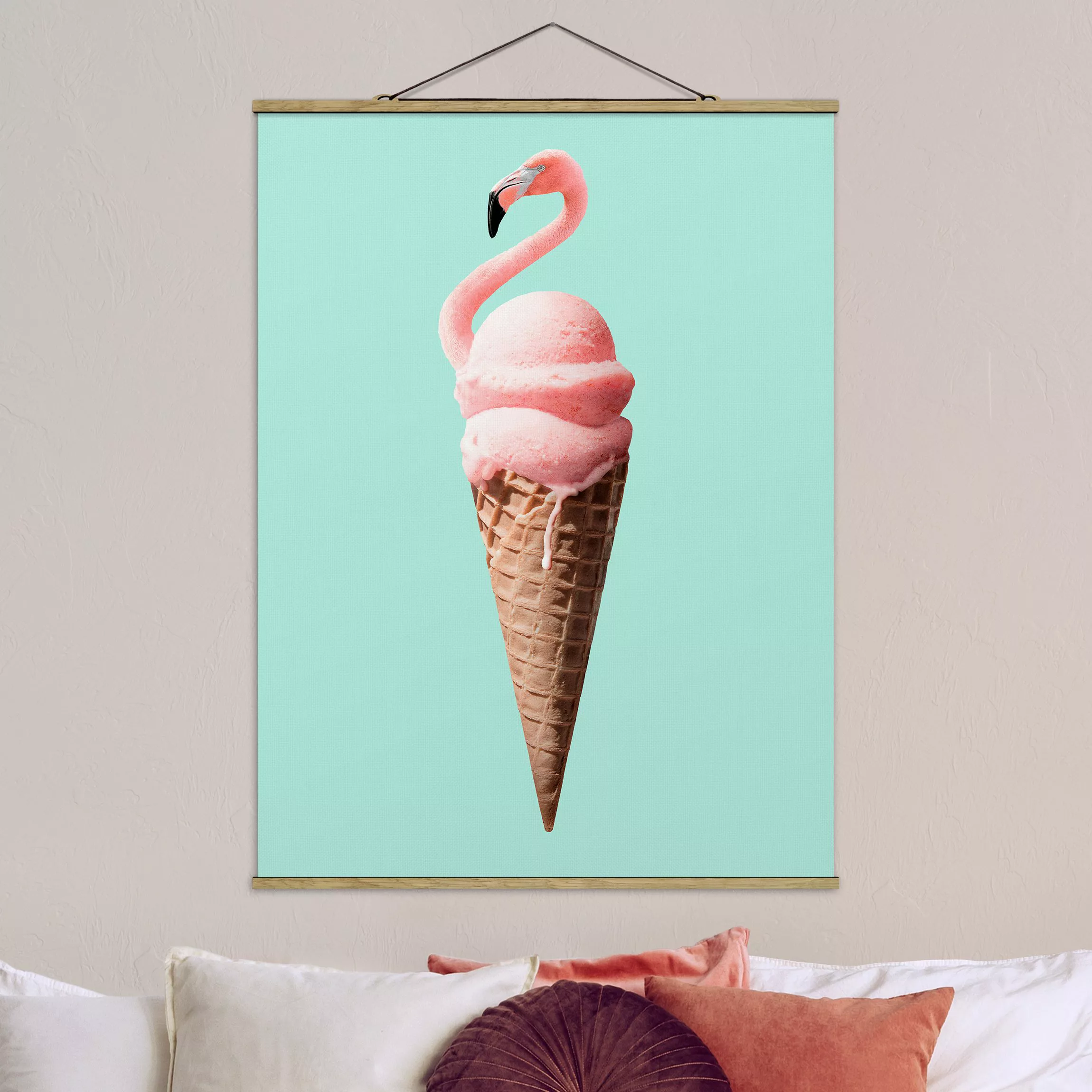 Stoffbild Tiere mit Posterleisten - Hochformat Eis mit Flamingo günstig online kaufen