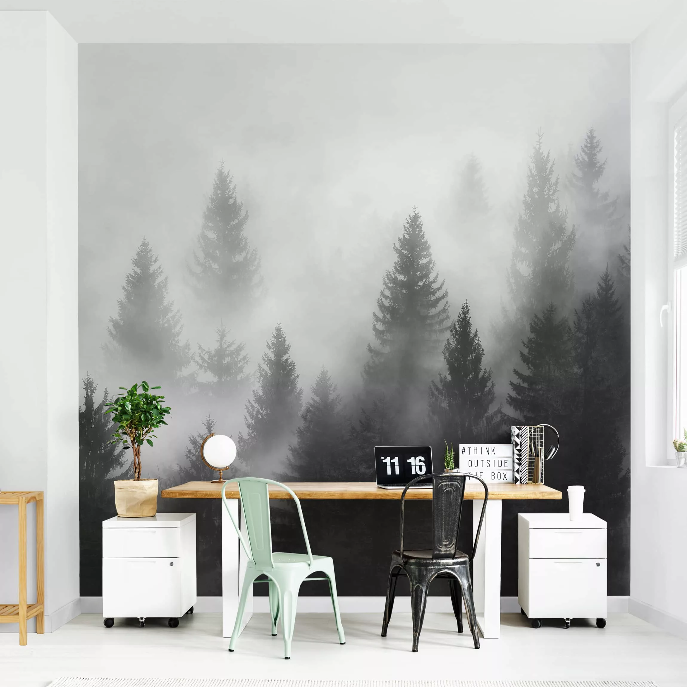Fototapete Nadelwald im Nebel Schwarz Weiß günstig online kaufen