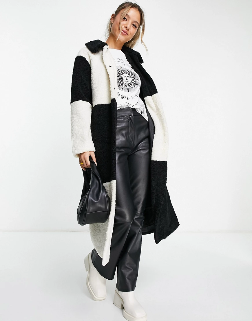 Glamorous – Midi-Mantel aus Teddyfell mit Patchwork-Design in Schwarz-Weiß- günstig online kaufen