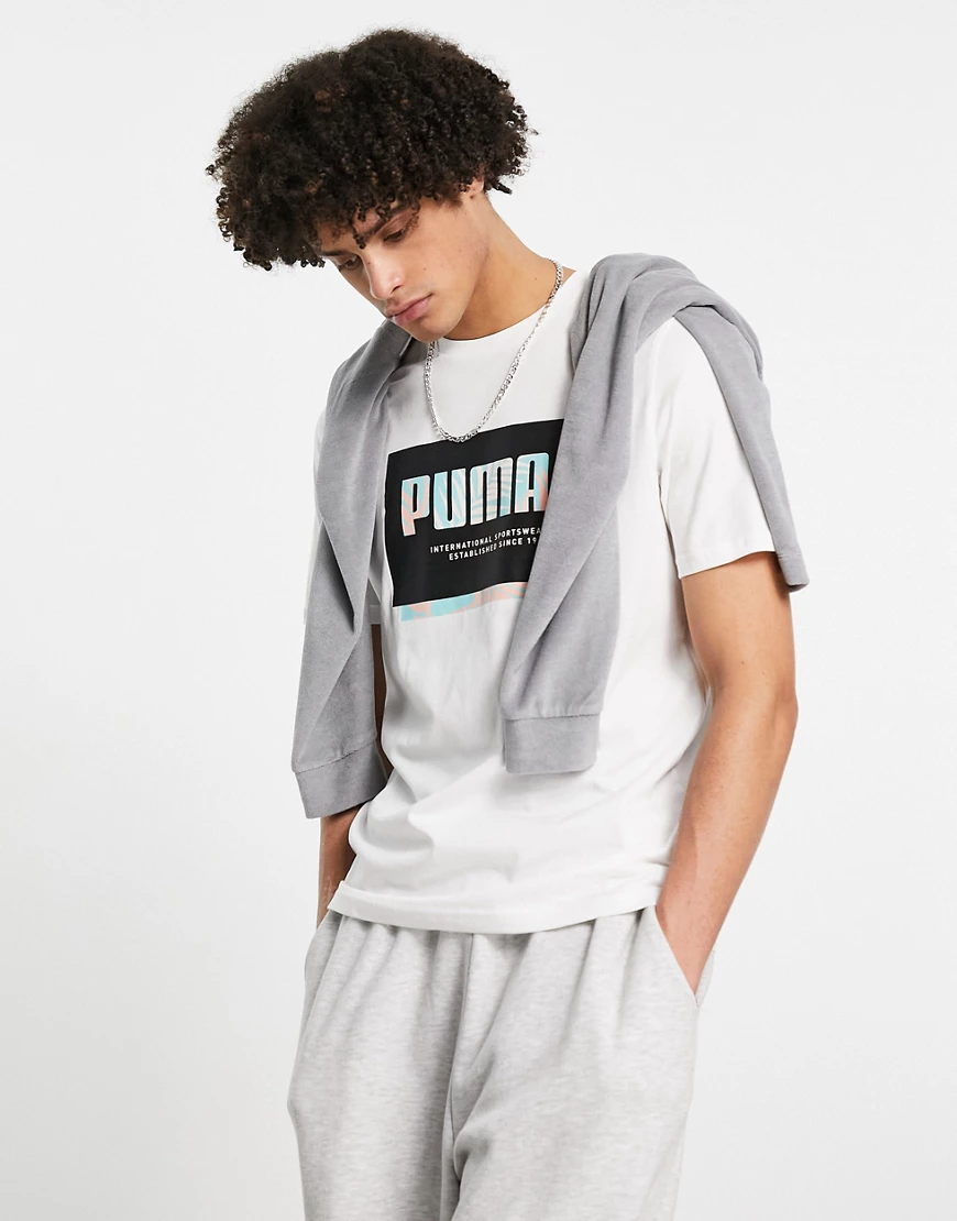 PUMA – Summer Court – T-Shirt in Weiß mit Grafikprint günstig online kaufen