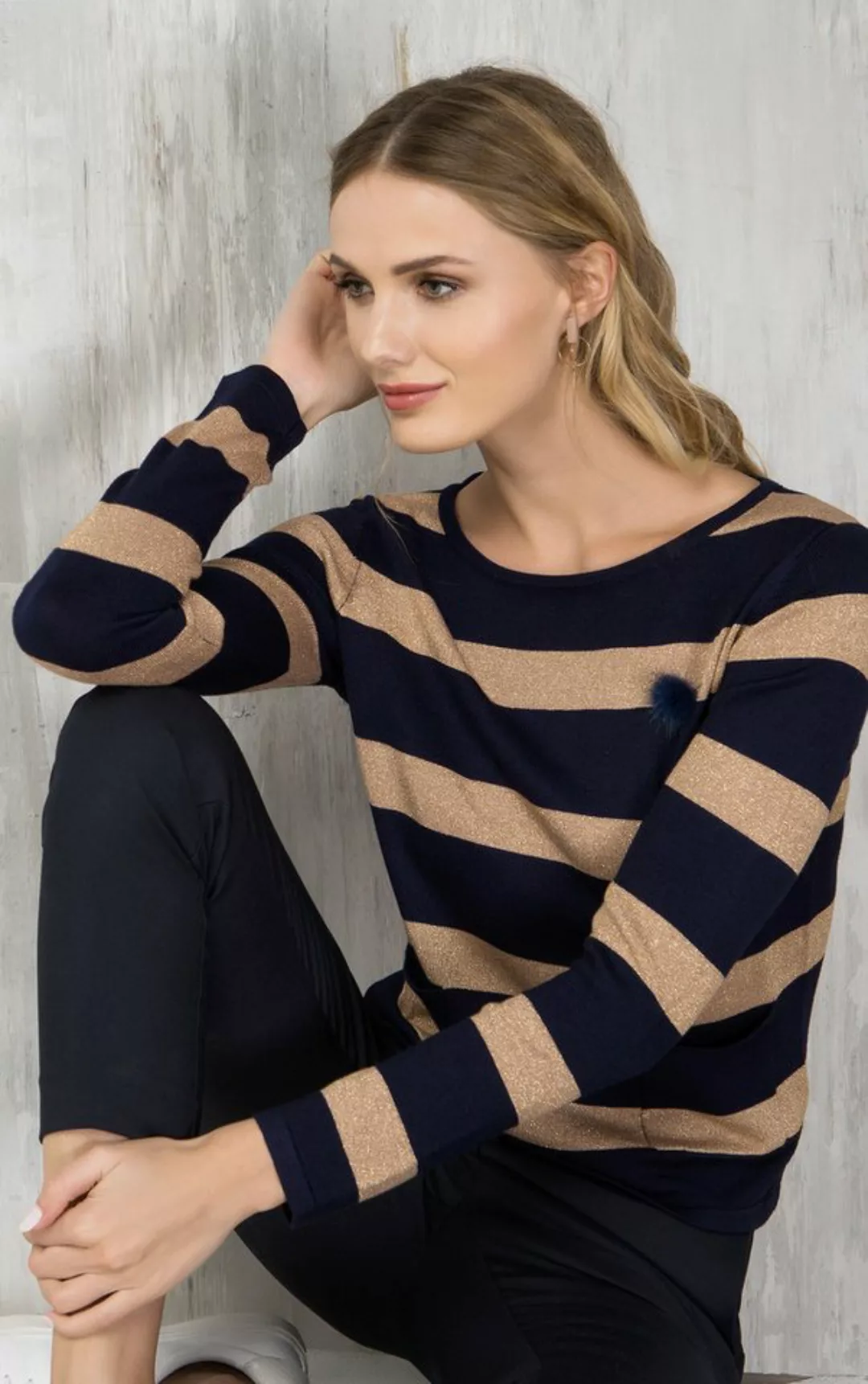 Passioni Strickpullover in Marine und Goldstreifen mit Bommeldetail günstig online kaufen