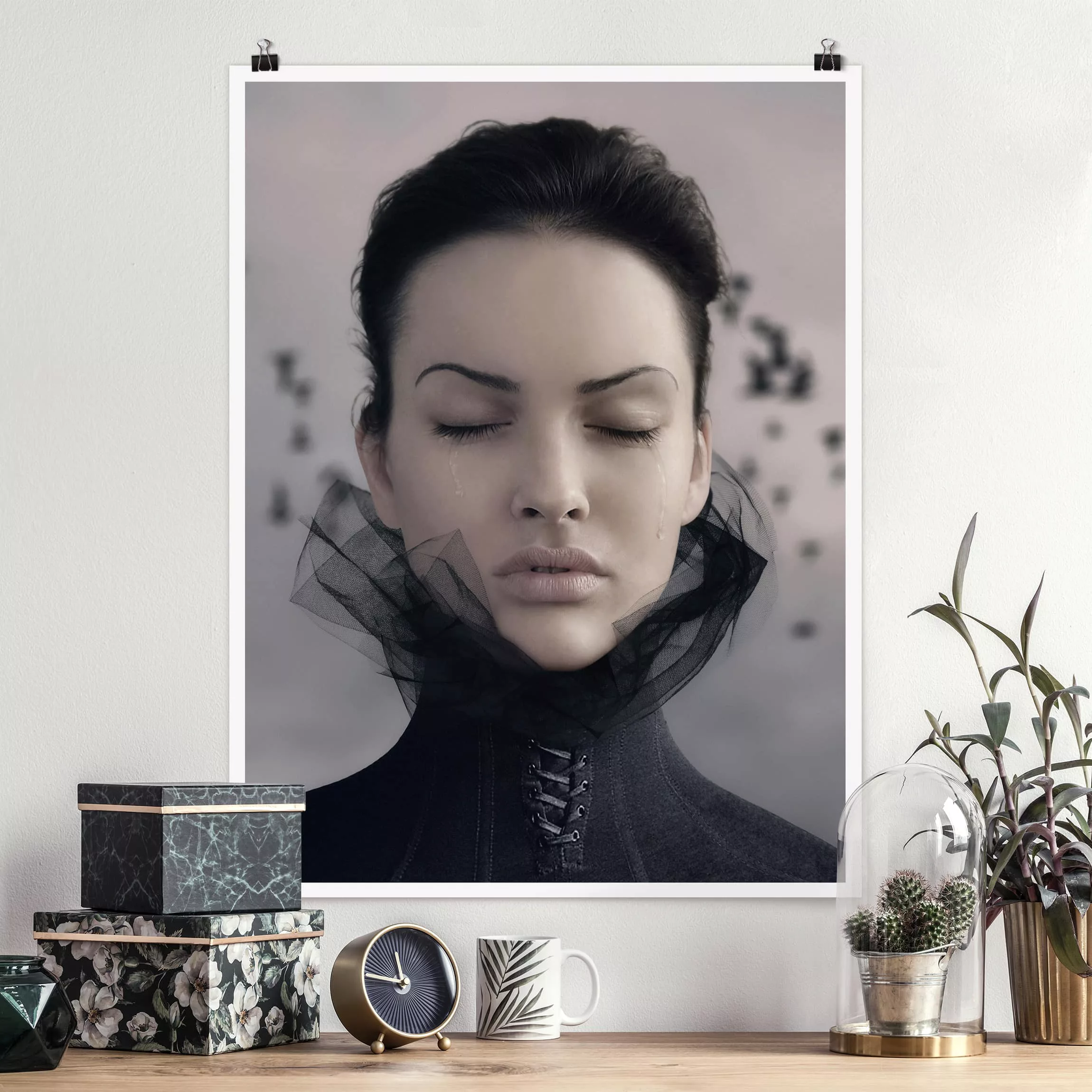 Poster Portrait - Hochformat Porträt einer weinenden Frau günstig online kaufen