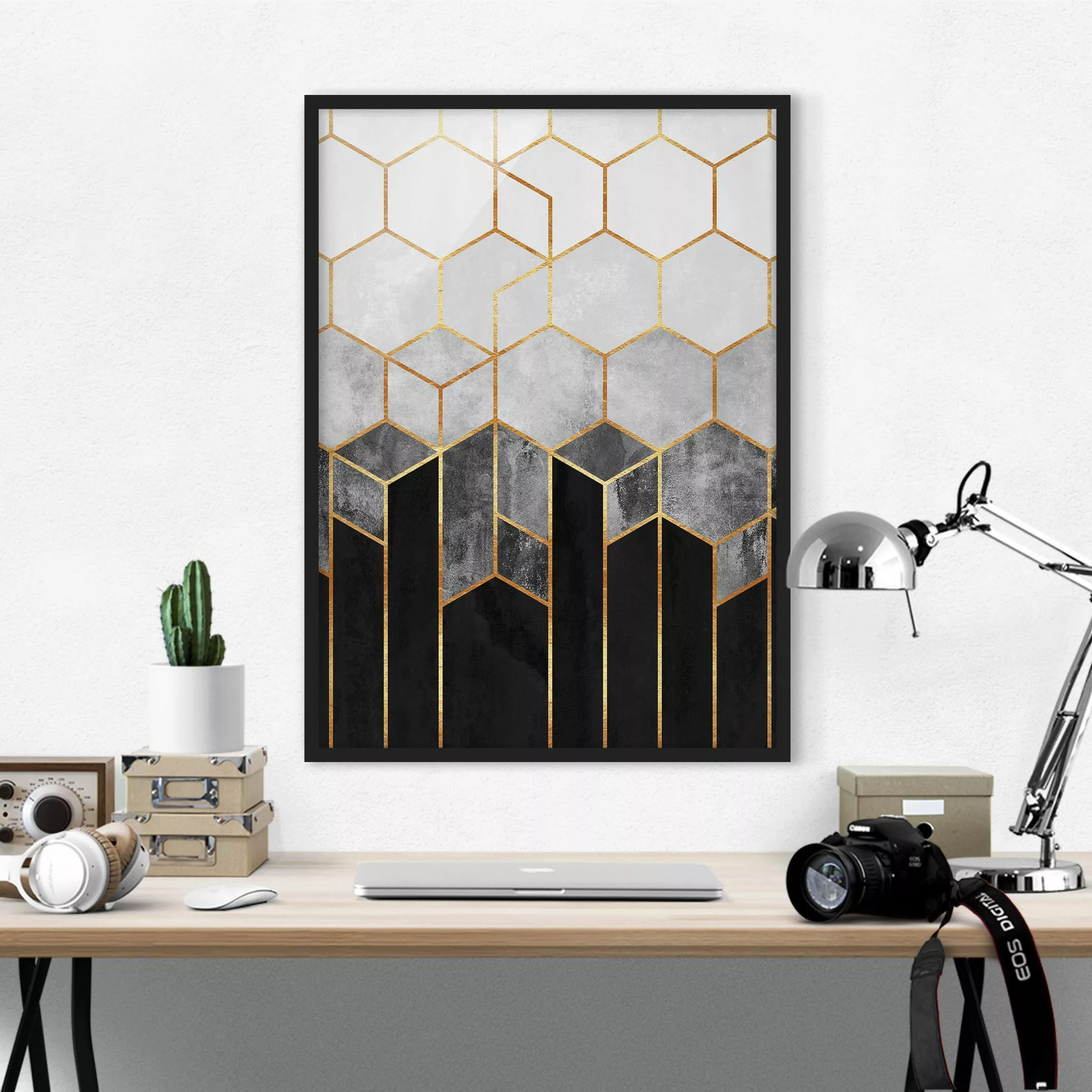 Bild mit Rahmen Abstrakt - Hochformat Goldene Sechsecke Schwarz Weiß günstig online kaufen