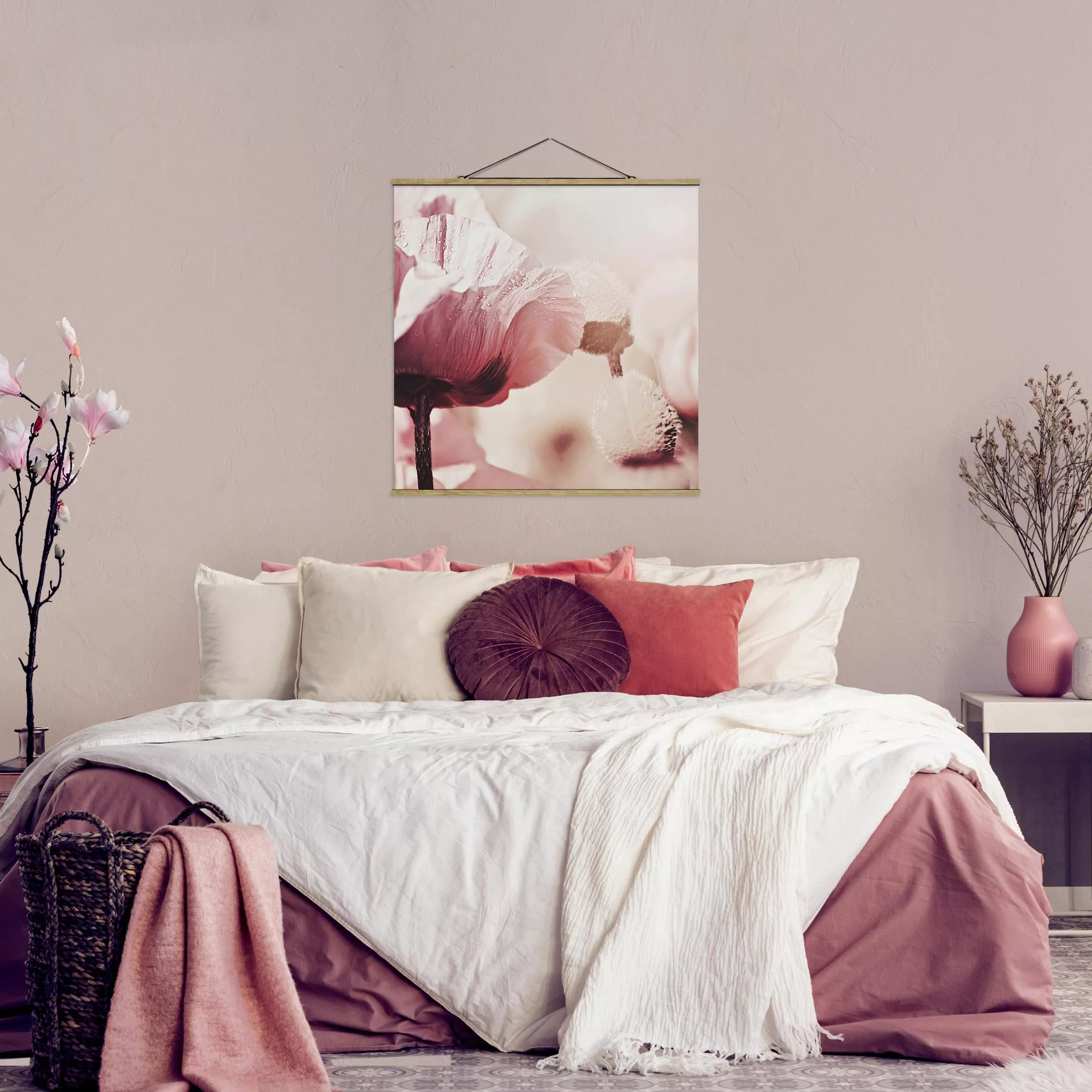 Stoffbild mit Posterleisten Zartrosane Mohnblüte mit Wassertropfen günstig online kaufen