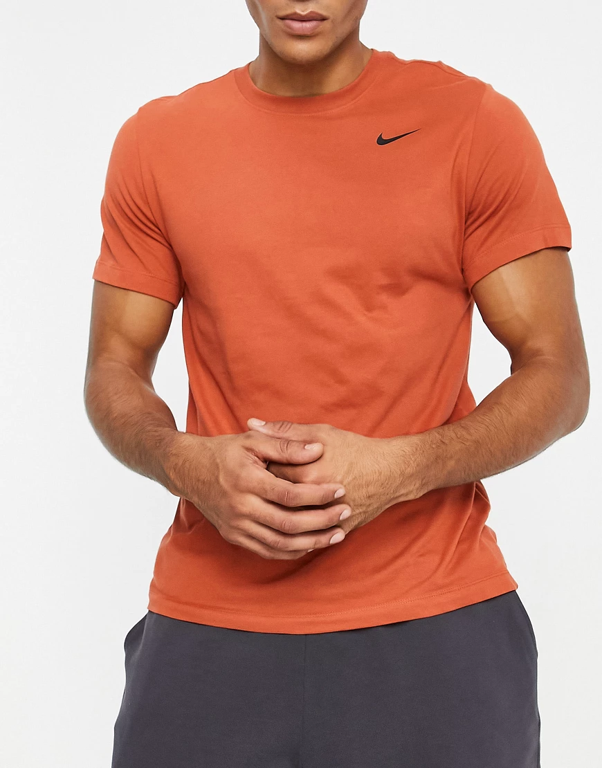 Nike Training – Dri-FIT – T-Shirt in Orange mit Rundhalsausschnitt günstig online kaufen