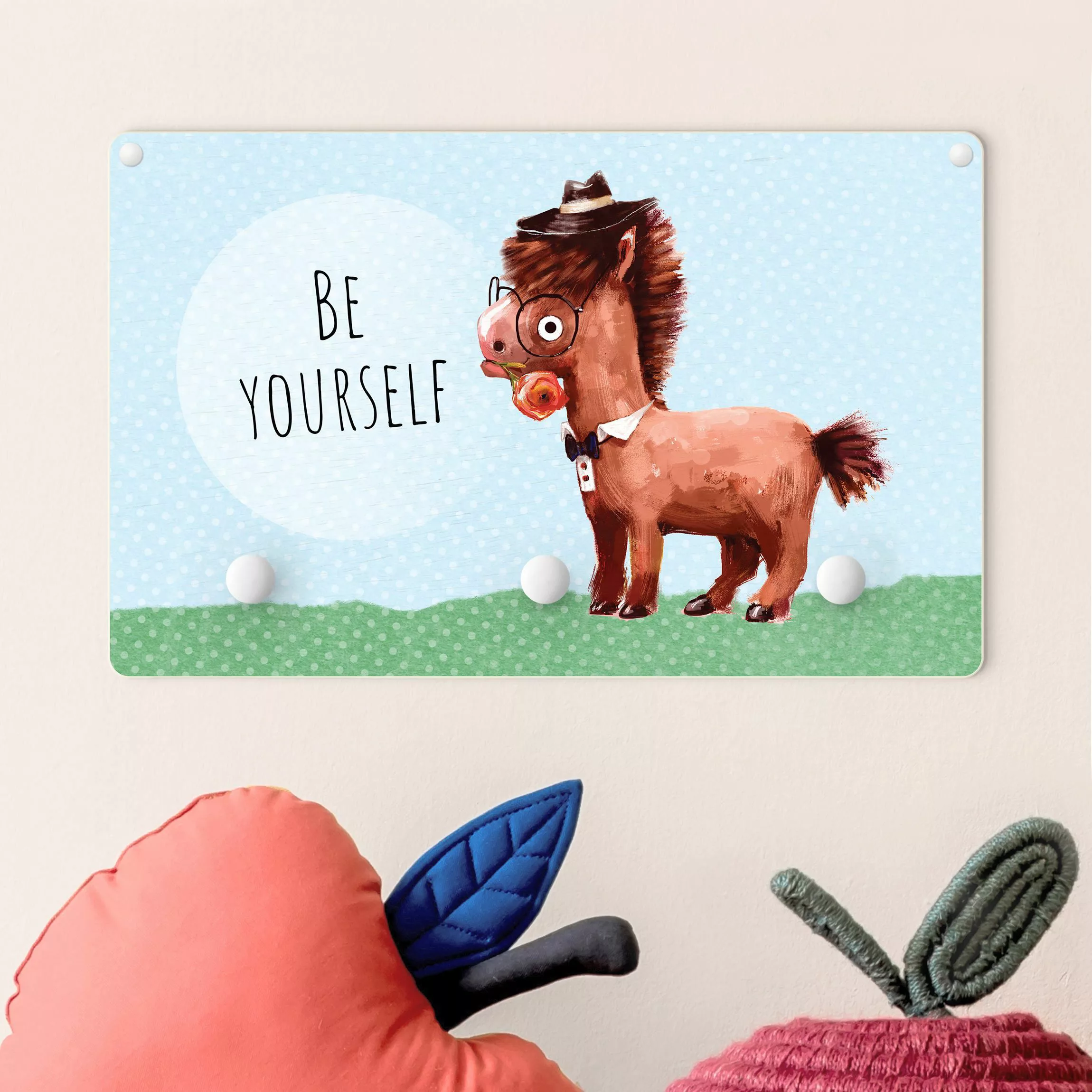 Kindergarderobe Holz Bebrilltes Pony mit Spruch Be Yourself günstig online kaufen