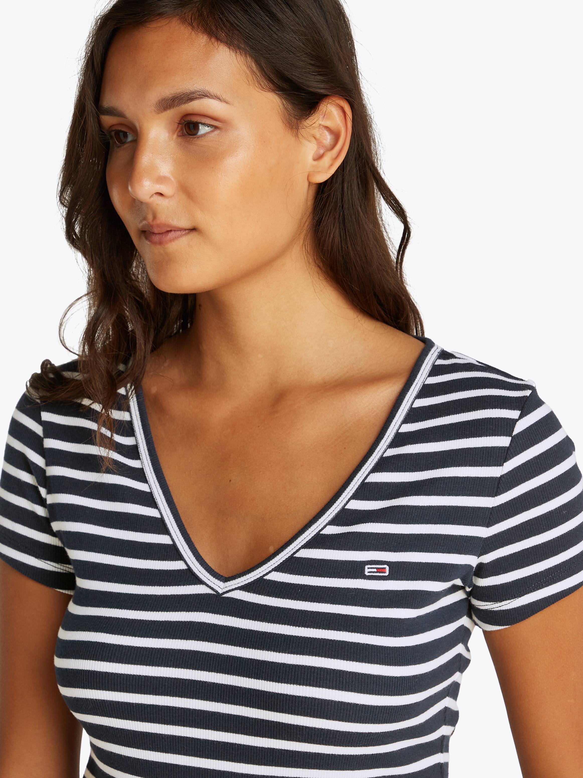 Tommy Jeans T-Shirt "TJW SLIM ESSENTIAL RIB V SS", mit Logostickerei günstig online kaufen