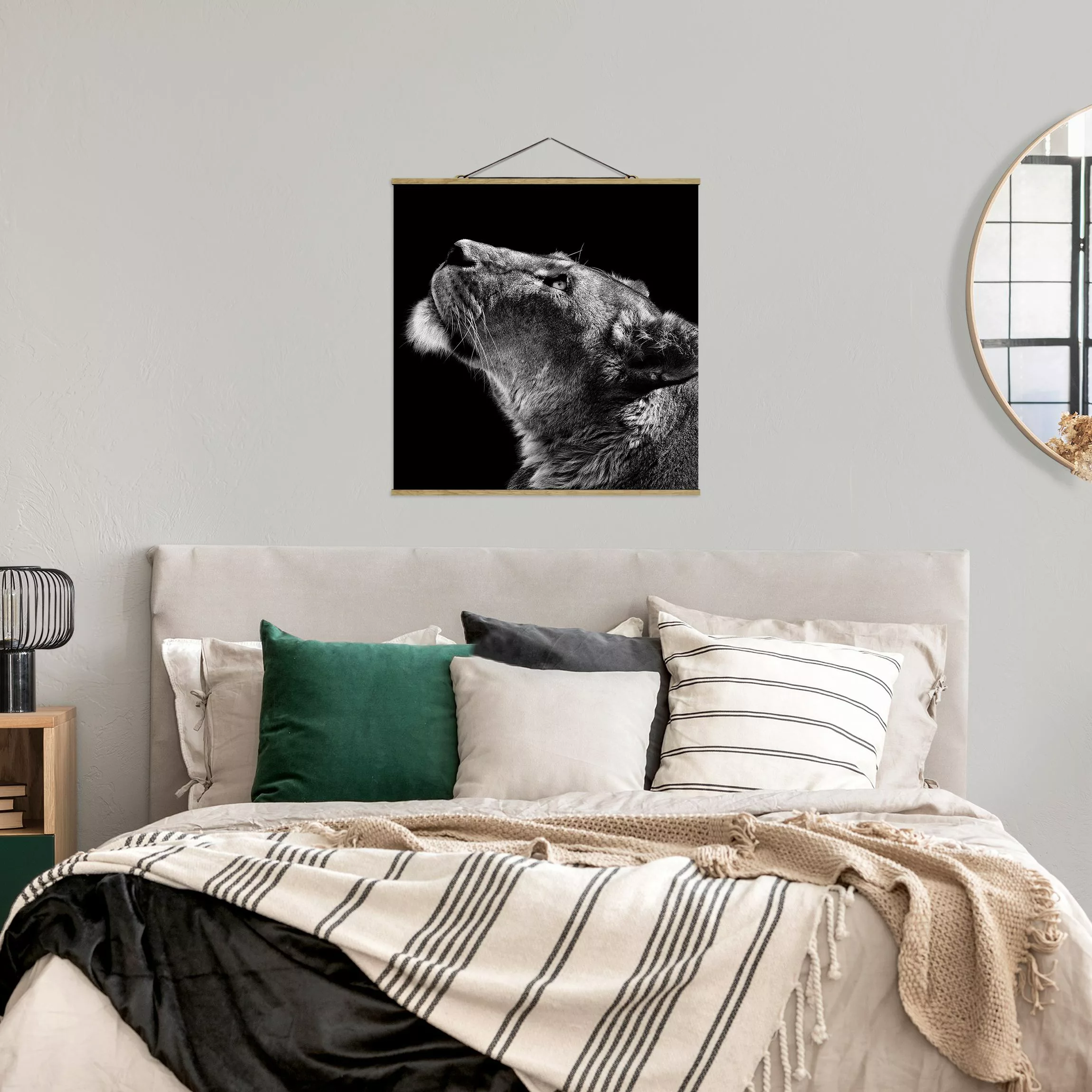 Stoffbild Tiere mit Posterleisten - Quadrat Portrait einer Löwin günstig online kaufen
