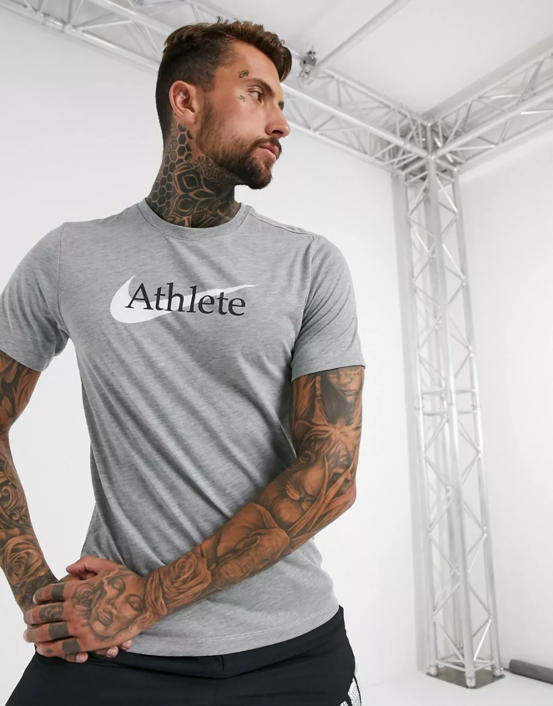 Nike Training – Athlete – Graues T-Shirt mit Logo günstig online kaufen