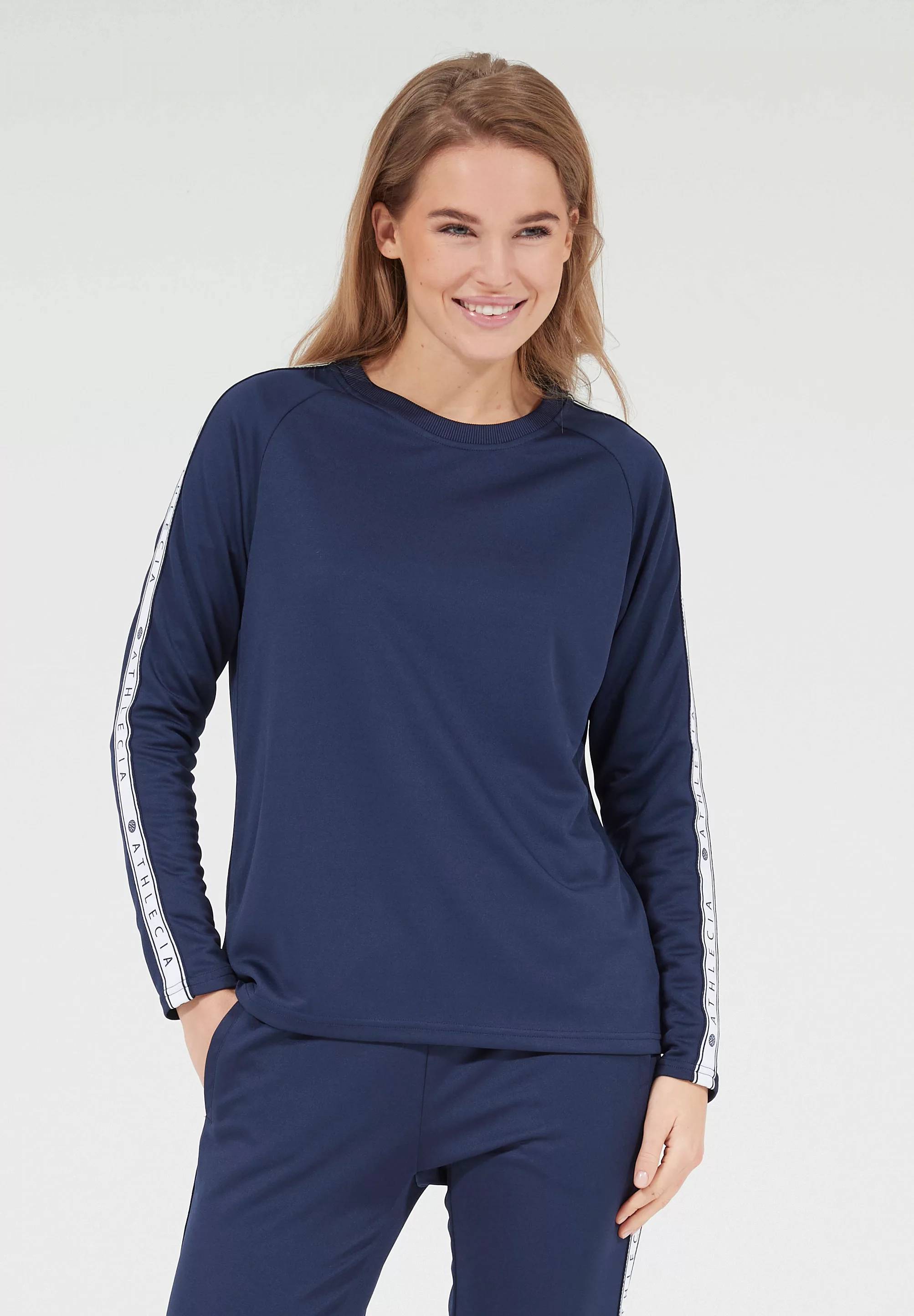 ATHLECIA Langarmshirt "SELLA", mit hippen Logoprint-Streifen günstig online kaufen