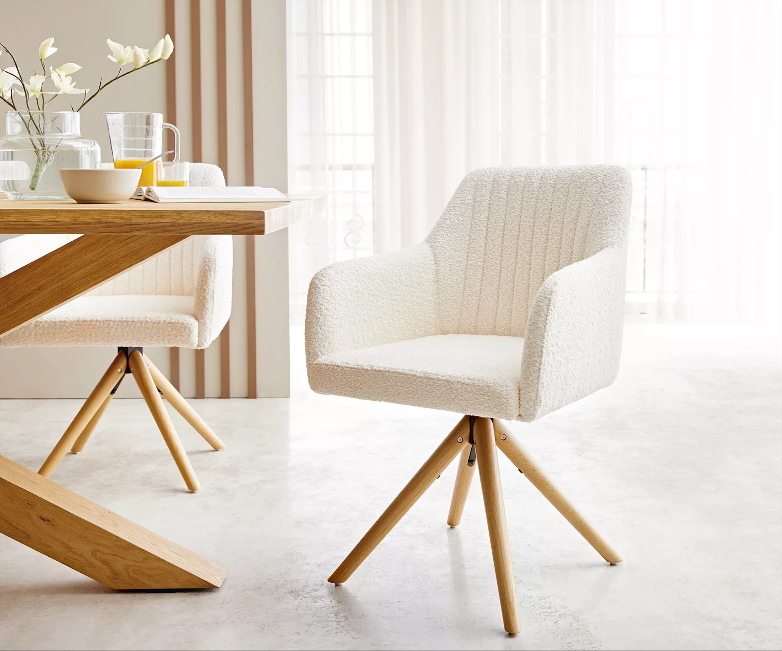 Drehstuhl Greg-Flex Bouclé Weiß Holzgestell konisch 180° drehbar günstig online kaufen