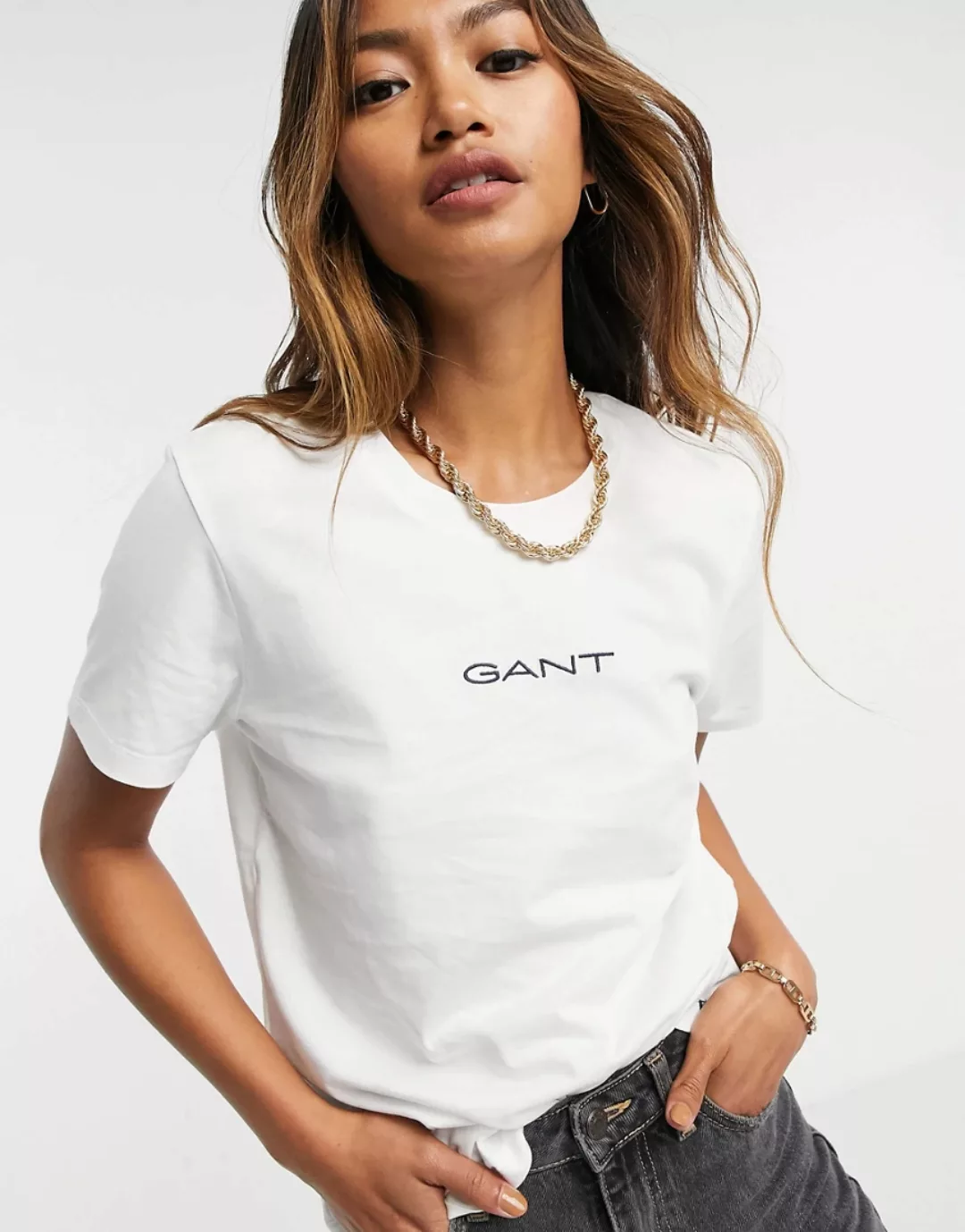 GANT – T-Shirt mit kleinem Logo auf der Brust in Weiß günstig online kaufen