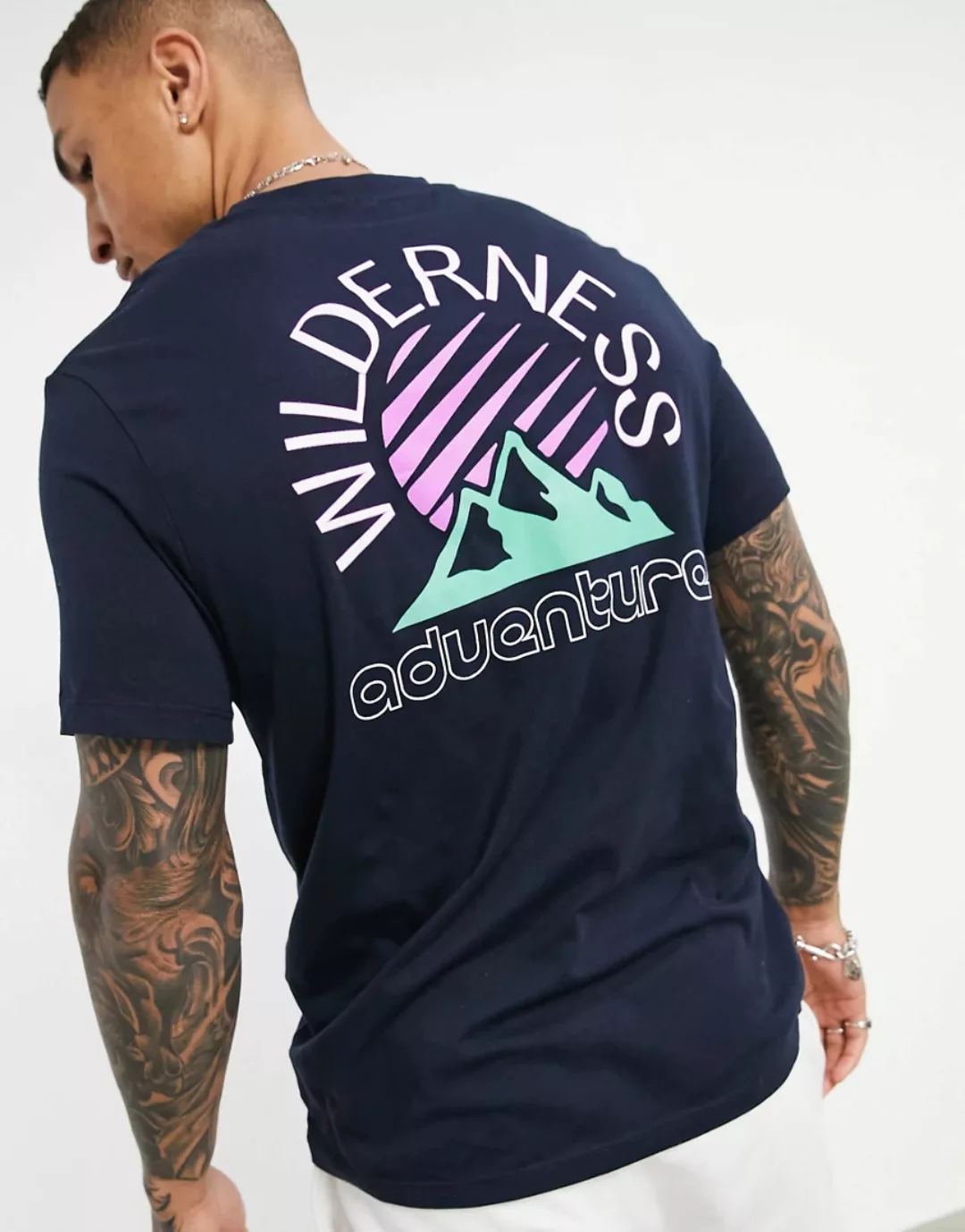 ASOS DESIGN – T-Shirt aus Bio-Baumwolle in Marineblau mit Bergmotiv am Rück günstig online kaufen
