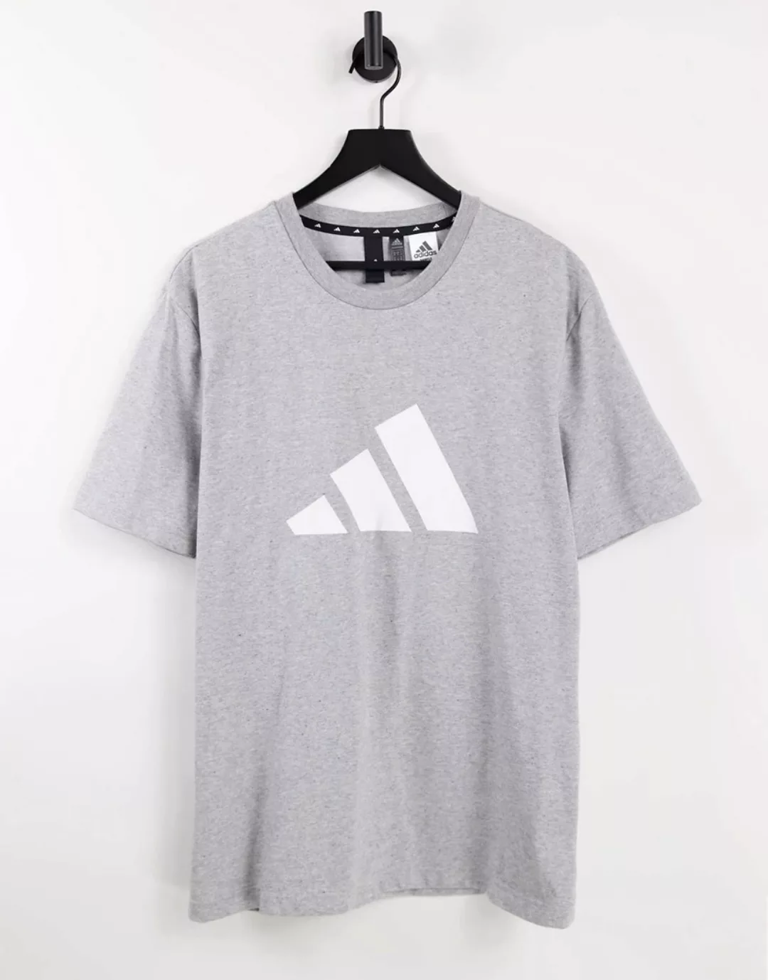 adidas – Training – T-Shirt in Grau mit großem Logo günstig online kaufen