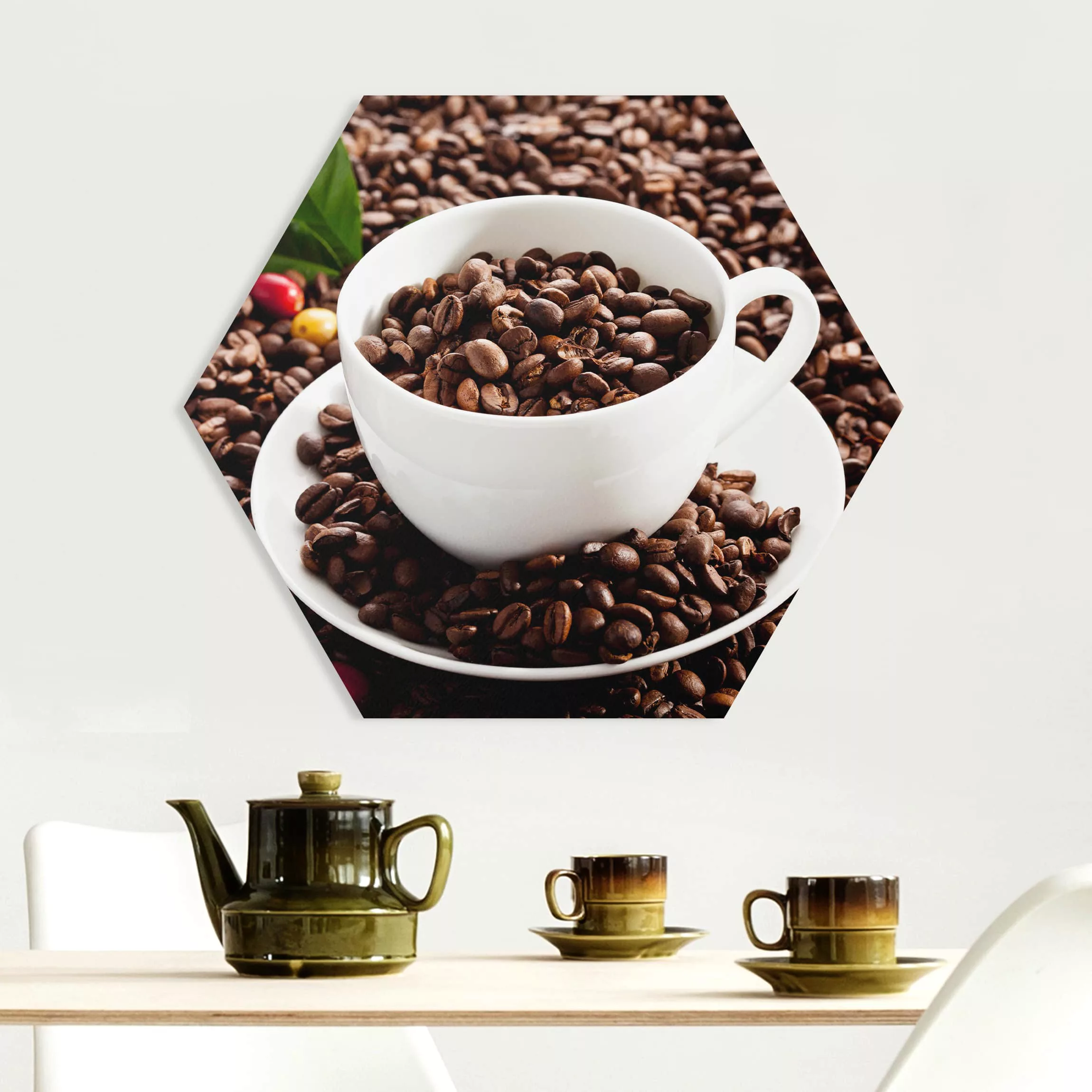 Hexagon-Forexbild Kaffeetasse mit gerösteten Kaffeebohnen günstig online kaufen