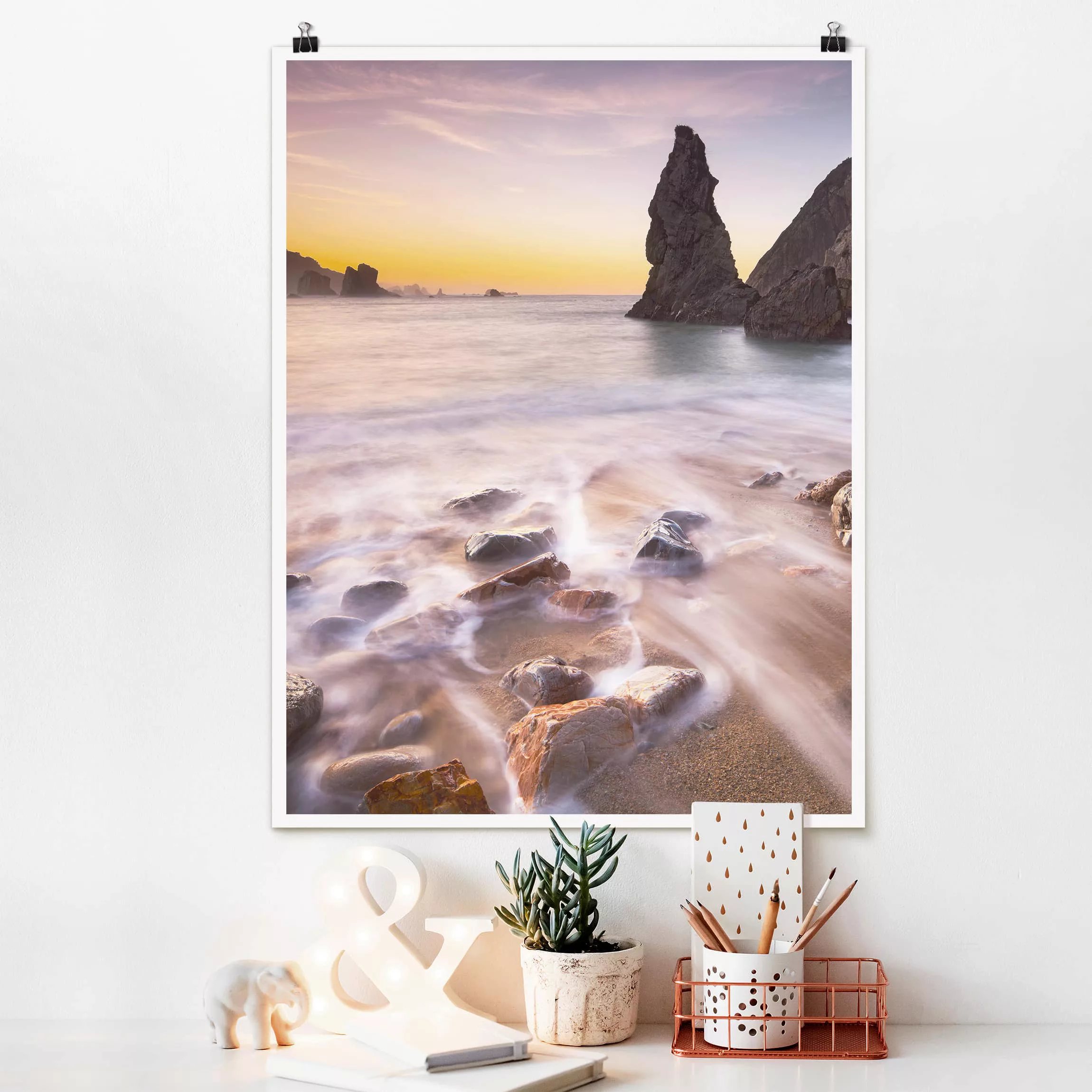 Poster Strand - Hochformat Spanischer Strand bei Sonnenaufgang günstig online kaufen