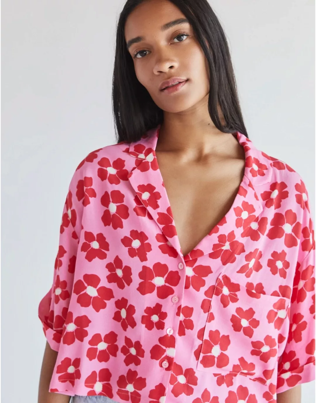 Bershka – Kurzärmliges Hemd in Rosa mit Retro-Blumenmuster günstig online kaufen
