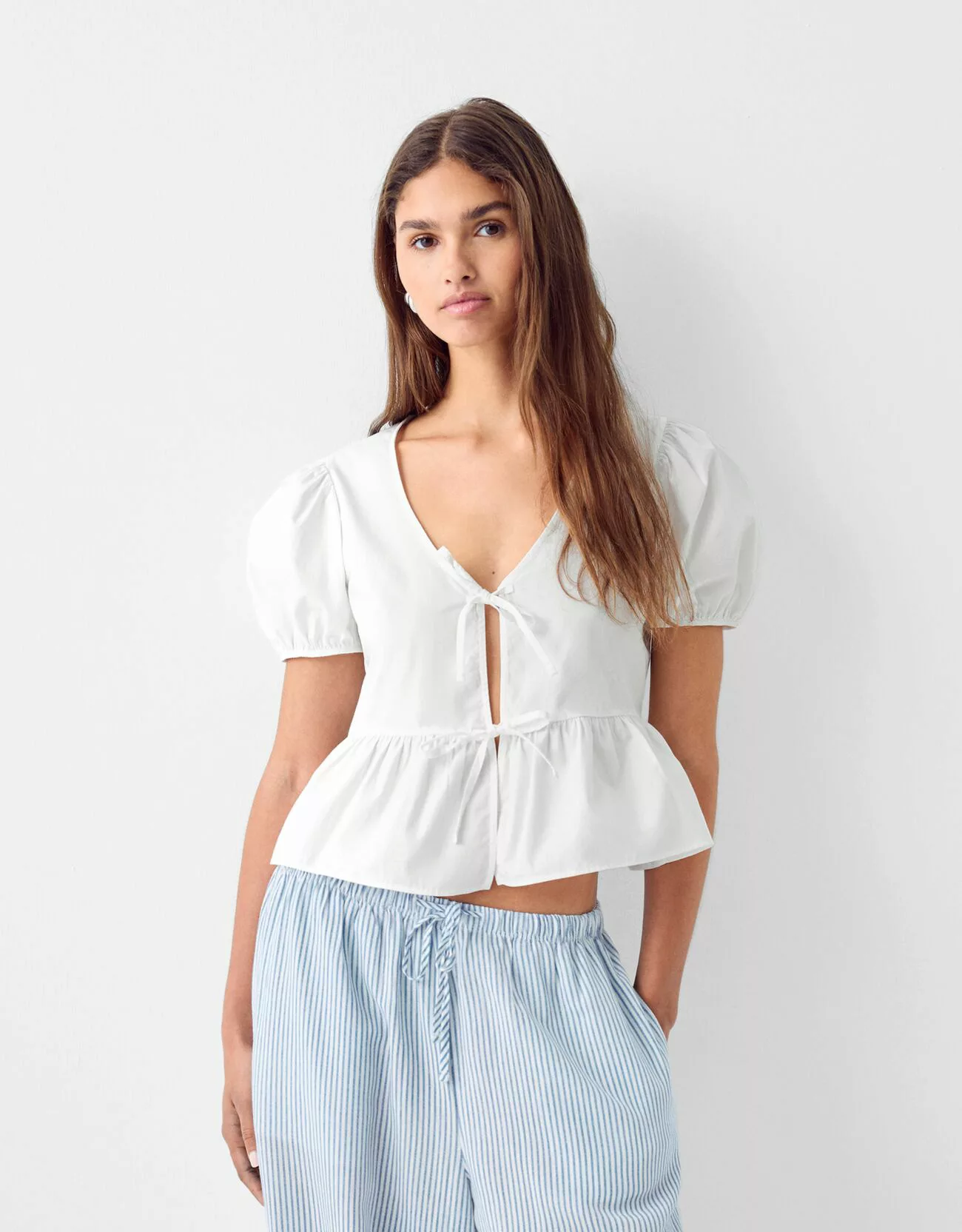 Bershka Hemd Mit Kurzen Ärmeln Und Schleife Damen M Weiss günstig online kaufen