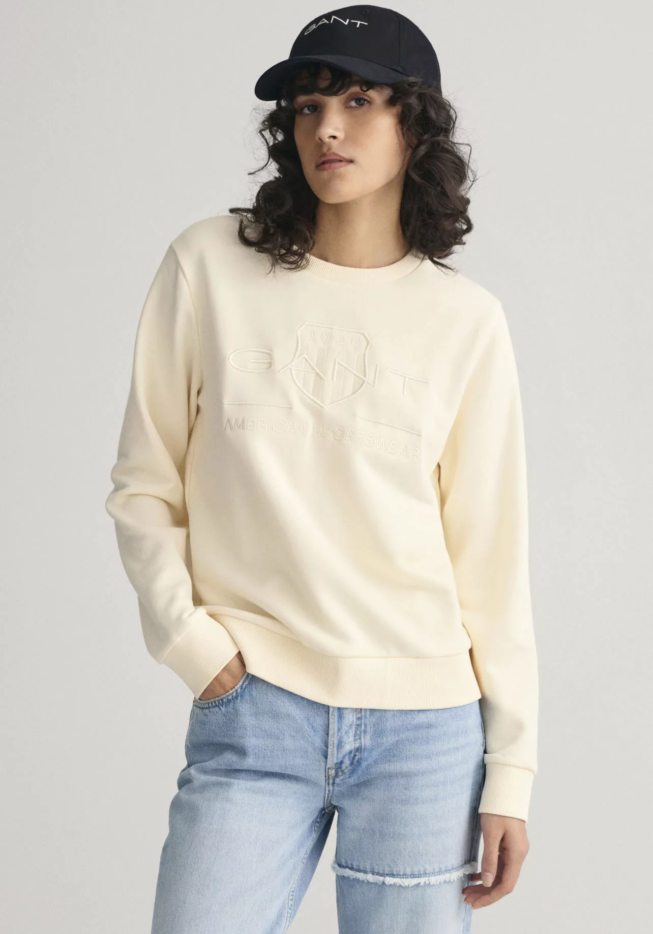 Gant Sweatshirt "REG TONAL SHIELD C-NECK SWEAT", mit glänzendem Archive Shi günstig online kaufen